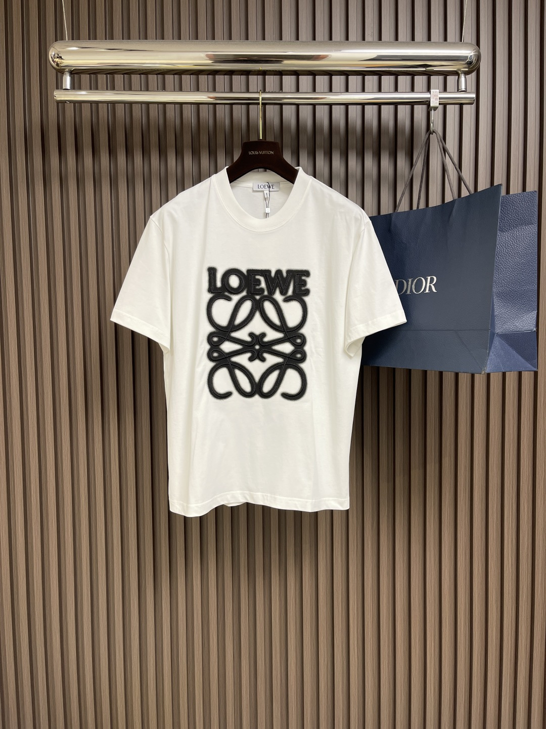 NO:144656,loewe logo embroidered round neck short-sleeved T-shirt, using exclusive custom 270g original double strand double yarn pure cotton fabric, fixed weaving and dyeing same cylinder without color difference ribs, customized auxiliary materials, complete three standards, oversize loose style, fine workmanship, soft and comfortable fabric without deformation, same style for men and women, sizes S-XL, loewe, loewe, versace, T-shirt, tees, t-shirt, alexander wang19860909loewe 罗意威logo刺绣圆领短袖T恤,采用独家定制270g原版双股双纱纯棉面料,定织定染同缸无色差罗纹,定制辅料,三标齐全,oversize宽松版型,做工精细完美,面料柔软舒适且不变形,男女同款,尺码S-XL,,loewe,loewe,versace,T-shirt,tees，t-shirt,alexander wang,Men's clothing