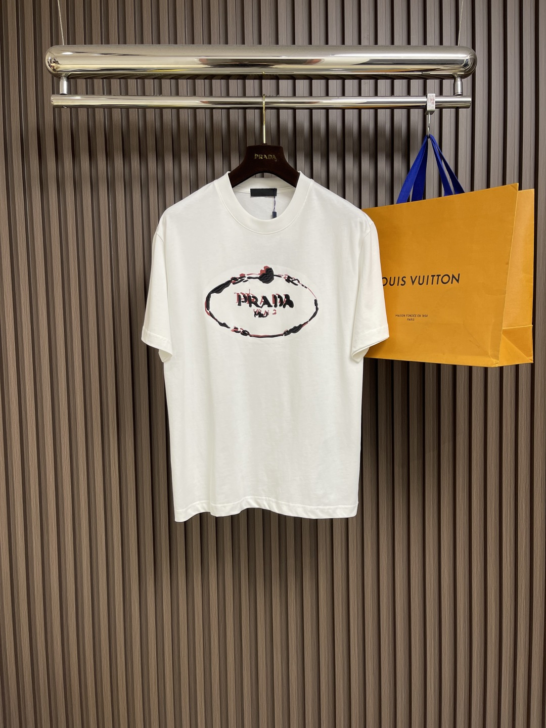 NO:144690,Prada 2025ss early spring new three-dimensional logo embroidered short-sleeved T-shirt, customized high-string plain cotton fabric, extremely soft and comfortable, high-end and atmospheric, simple and versatile style, full of upper body affinity and favorability.os loose style, same style for men and women, sizes S-xL,,prada, T-shirt,tees, t-shirt,alexander wang19860909Prada 2025ss早春新品立体标识刺绣短袖t恤,定制高支平纹精棉面料 极致柔软舒适 高端大气,简约百搭款式 上身亲和力和好感度满分.os宽松版型 男女同款 尺码S-xL,,prada,T-shirt,tees，t-shirt,alexander wang,Men's clothing