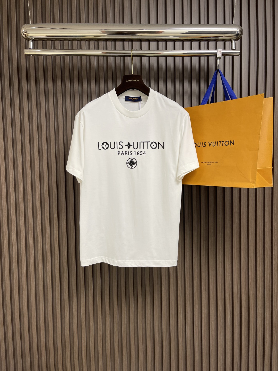 NO:144695,LV 2025fw early spring three-dimensional embroidered new short-sleeved T-shirt, customized 260g cotton double yarn tight and smooth fabric, clean cloth surface, clear cloth pattern, very delicate and solid feel, more supportive. The cuffs are widened and threaded, fit the wrist width, tight and wear-resistant, and the dress is three-dimensional positioning and tailoring. Size S-xL,,louis vuitton, T-shirt,tees, t-shirt,alexander wang19860909LV 2025fw早春立体刺绣新款短袖t恤,定制260g全棉双纱紧密爽滑面料,布面干净,布纹清晰,手感非常细腻扎实,更加力挺 袖口加宽螺纹设计,贴合手腕宽度,紧实耐磨,整衣立体定位剪裁.尺码S-xL,,louis vuitton,T-shirt,tees，t-shirt,alexander wang,Men's clothing