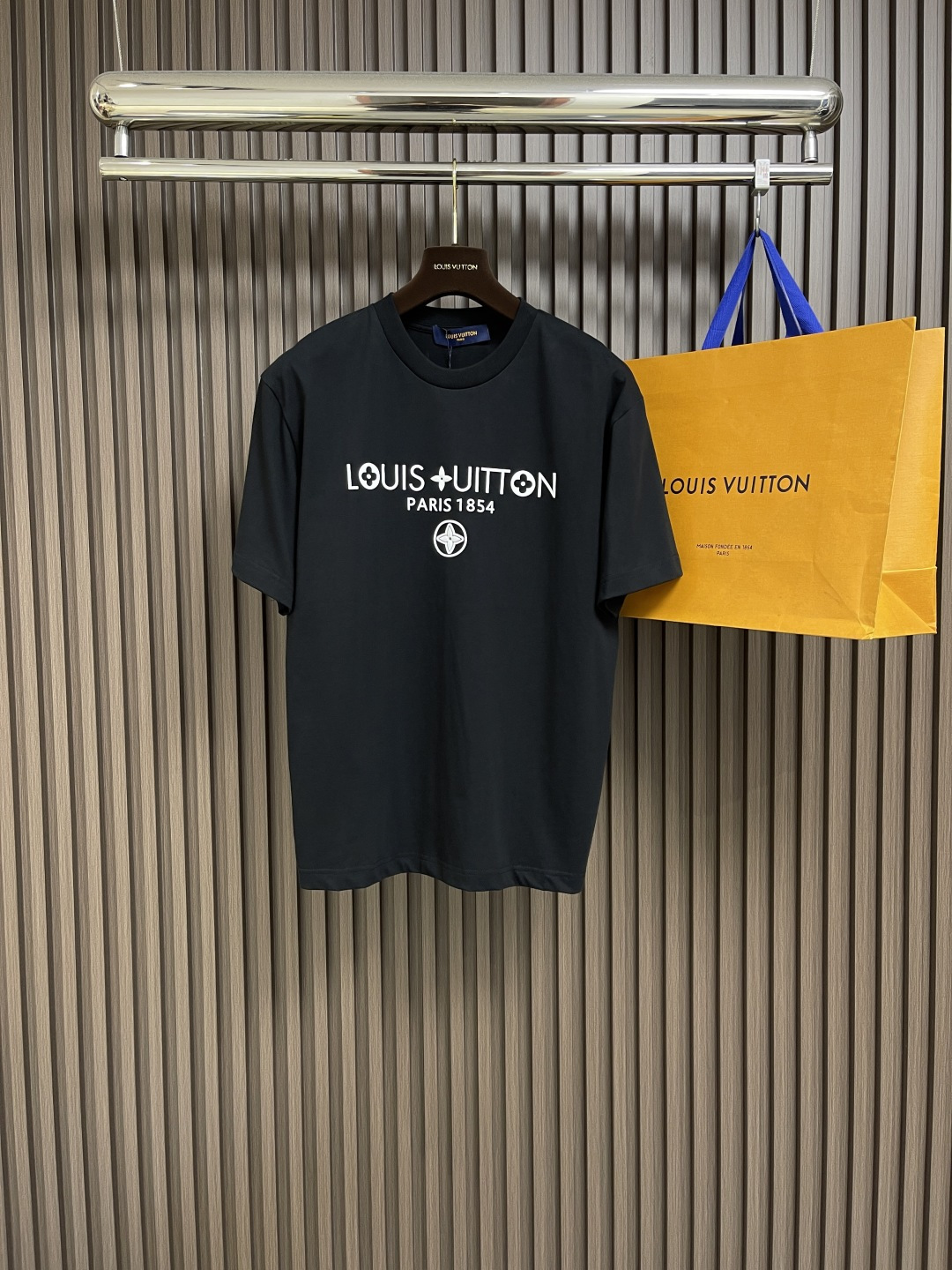 NO:144688,LV 2025fw early spring new short-sleeved T-shirt, customized 260g cotton double yarn tight and smooth fabric, clean cloth surface, clear cloth pattern, very delicate and solid feel, more supportive. The cuffs are widened and threaded, fit the wrist width, tight and wear-resistant, and the dress is three-dimensional positioning and tailoring. Size S-xL,,louis vuitton, T-shirt,tees, t-shirt,alexander wang19860909LV 2025fw早春新款短袖t恤,定制260g全棉双纱紧密爽滑面料,布面干净,布纹清晰,手感非常细腻扎实,更加力挺 袖口加宽螺纹设计,贴合手腕宽度,紧实耐磨,整衣立体定位剪裁.尺码S-xL,,louis vuitton,T-shirt,tees，t-shirt,alexander wang,Men's clothing