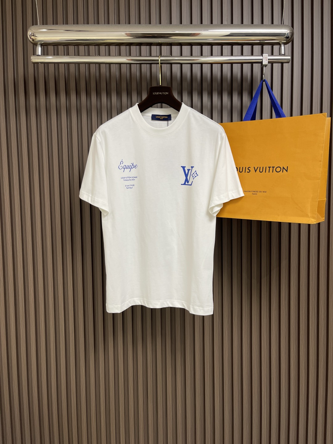 NO:144710,LV 2025SS logo printed short-sleeved T-shirt, basic simple and versatile style, the fabric is made of high-weight knitted cotton fabric, soft and solid, with a full texture, distinct contrast, as always loose style, easy for boys and girls to control, the same style for men and women. Size S-xL,,louis vuitton, T-shirt,tees, t-shirt,alexander wang19860909LV 2025SS logo印花短袖T恤,基础简约百搭款式,面料采用是高克重的针织棉布料,柔软扎实,质感满分,对比鲜明,一如既往的宽松版型,男生女生轻松上身驾驭,男女同款.尺码S-xL,,louis vuitton,T-shirt,tees，t-shirt,alexander wang,Men's clothing