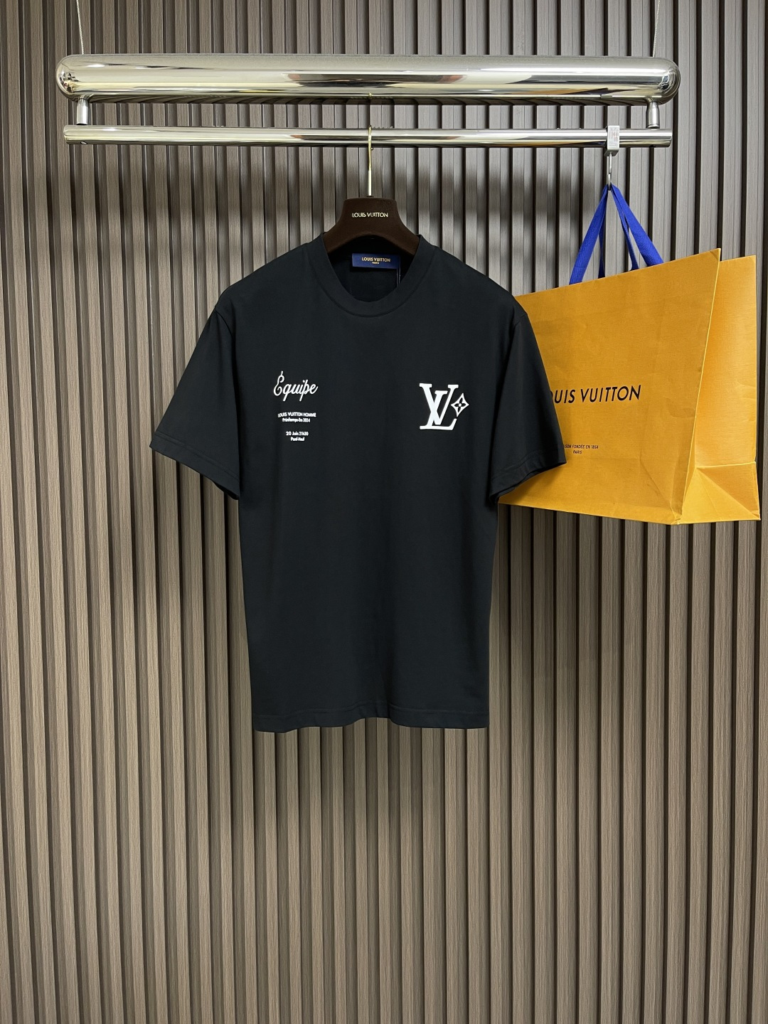 NO:144703,LV 2025S logo printed short-sleeved T-shirt, basic simple and versatile style, the fabric is made of high-weight knitted cotton fabric, soft and solid, with a full texture, distinct contrast, as always loose style, easy for boys and girls to control, the same style for men and women. Size S-xL,,louis vuitton, T-shirt,tees, t-shirt,alexander wang19860909LV 2025S logo印花短袖T恤,基础简约百搭款式,面料采用是高克重的针织棉布料,柔软扎实,质感满分,对比鲜明,一如既往的宽松版型,男生女生轻松上身驾驭,男女同款.尺码S-xL,,louis vuitton,T-shirt,tees，t-shirt,alexander wang,Men's clothing