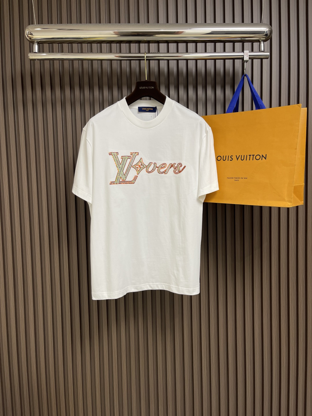 NO:144685,LV 2025ss logo sequin short-sleeved T-shirt, the fabric is made of 230 grams of heavy combed cotton, customized 32 1*1 threads, two-way wash the garment, the fabric is comfortable and skin-friendly, and the texture is customized and dyed fabric, with high textile density, good drape, not easy to deform, thick texture and tight spinning process will not affect the breathability of the fabric, the saturation of the color is very high, a versatile and beautiful short-sleeved, loose style covers the flesh and makes it look thin and not picky. Size S-xL,,louis vuitton,T-shirt,tees,t-shirt,alexander wang19860909LV 2025ss logo亮片短袖T恤,面料采用230克重精梳棉,定制32支1*1螺纹,成衣两遍水洗处理,面料舒适亲肤无异感,定制定染面料,纺织密度高,垂感佳,不易变形,厚织感加上紧密纺纱工艺,不会影响面料的透气性,成色的饱和度很高,百搭好看的一款短袖,宽松版型遮肉显瘦不挑人.尺码S-xL,,louis vuitton,T-shirt,tees，t-shirt,alexander wang,Men's clothing