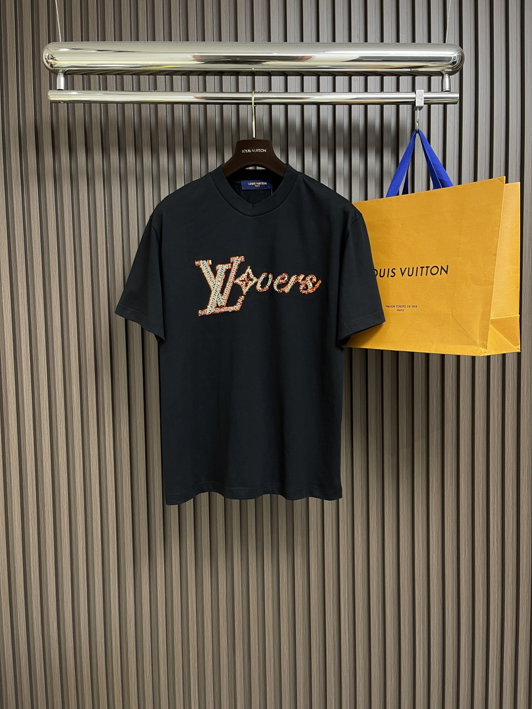 NO:144678,LV 2025ss logo sequin embellished short-sleeved T-shirt, the fabric is made of 230 grams of heavy combed cotton, customized 32 1*1 threads, two-way wash the garment, the fabric is comfortable and skin-friendly, and the custom dyed fabric is high in textile density, good drape, not easy to deform, thick texture and tight spinning process will not affect the breathability of the fabric, the saturation of the color is very high, a versatile and beautiful short-sleeved style, loose style, and it is slim and not picky. Size S-xL,,louis vuitton,T-shirt,tees,t-shirt,alexander wang19860909LV 2025ss logo亮片点缀短袖T恤,面料采用230克重精梳棉,定制32支1*1螺纹,成衣两遍水洗处理,面料舒适亲肤无异感,定制定染面料,纺织密度高,垂感佳,不易变形,厚织感加上紧密纺纱工艺,不会影响面料的透气性,成色的饱和度很高,百搭好看的一款短袖,宽松版型遮肉显瘦不挑人.尺码S-xL,,louis vuitton,T-shirt,tees，t-shirt,alexander wang,Men's clothing