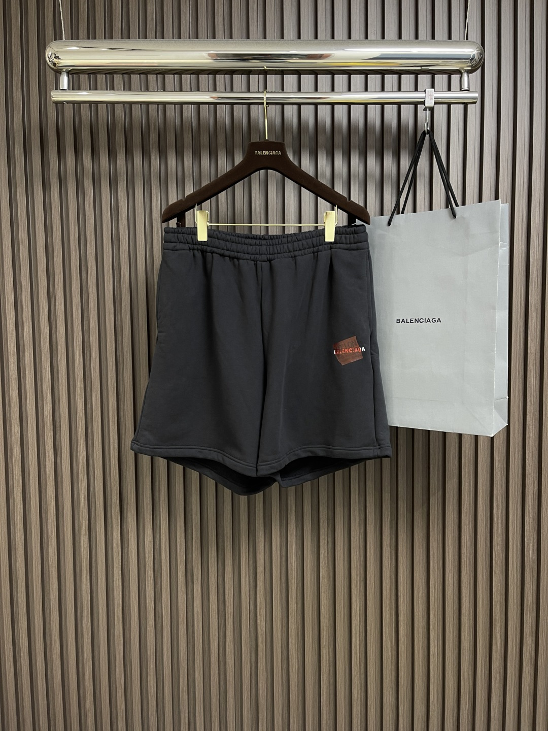 NO:144637,Balenciaga tape embroidered printed shorts, using custom cotton terry fabric, weighing 360g, the fabric is comfortable and skin-friendly, breathable and sweat-absorbing, the embroidery is 3D three-dimensional embroidery, the front cover has a brand letter logo, the tape ironing picture is customized with the mouth material, the size is the same as the original, the high temperature is 180 degrees hot press, the washing water fades slightly, presenting a retro effect, and it also increases the feel of the fabric and achieves a fixed pattern effect. It can be matched with multiple types of clothing to create a fashionable look, customized auxiliary materials, complete three standards, the same style for men and women!  Size XS-S-M, balenciaga, shorts, alexander wang19860909balenciaga 胶带刺绣印花短裤,采用定制棉质毛圈面料,克重360g,面料舒适亲肤,透气吸汗,刺绣采用3d立体刺绣,前幅带有品牌字母徽标,胶带烫图采用机口材料定做,尺寸都与原版一致,高温180度烫压,洗水轻微褪色,呈现出复古效果,同时也增加面料手感与做到固定版型效果,能与多类型服饰搭配营造时尚造型,定制辅料,三标齐全,男女同款！尺码XS-S-M,,balenciaga,shorts,alexander wang,Men's clothing