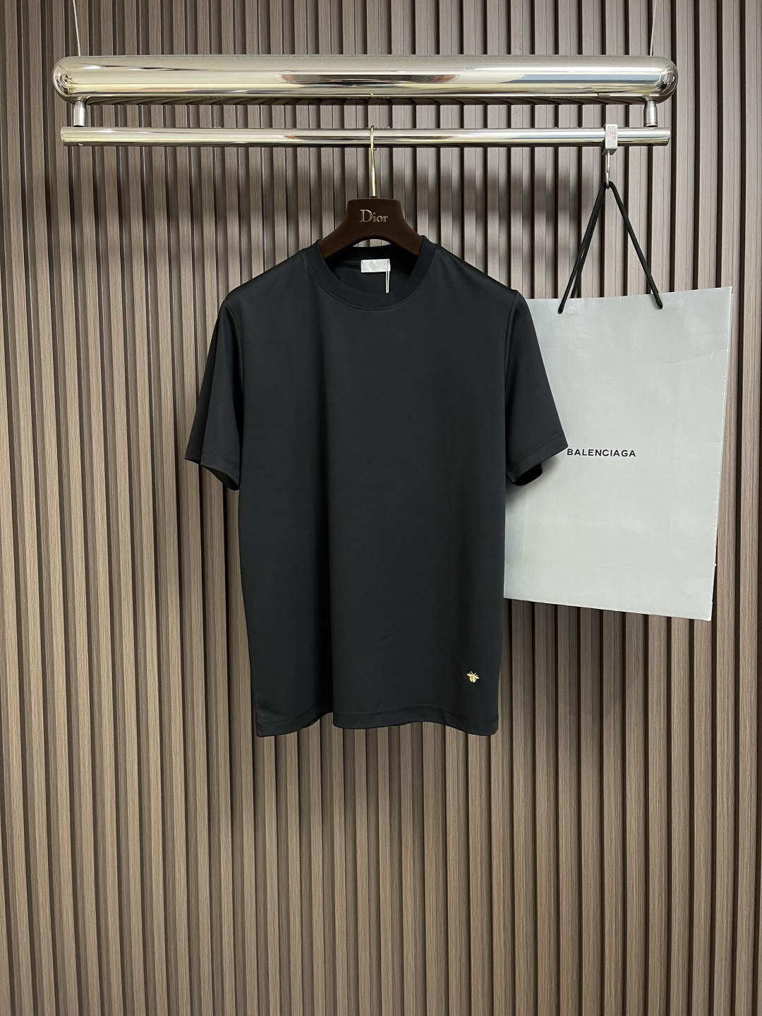 NO:161029,Dior Hem gold thread bee embroidered pure cotton short-sleeved T-shirt, fashionable and versatile little bee classic T-shirt, Xiaodi high-end minimalist series, loose Os style cut, not picky styles!  Customer-supplied high-weight knitted cotton fabric, with a very solid feel, a soft and skin-friendly body feel, very breathable, and the fabric is crisp and shaped. The hem is embroidered with a golden embroidery logo, which is low-key without losing the meaning. The style is simple and elegant, fashionable and stylish, and is an indispensable tee in summer. Size XS-L,,dior,T-shirt,tees,t-shirt,alexander wang19860909Dior 下摆金线蜜蜂刺绣纯棉短袖t恤,时髦百搭小蜜蜂经典t,小迪高级极简系列,宽松os版型裁剪,不挑人款！客供高克重针织纯棉布面料,手感非常扎实,柔软亲肤的体感,十分透气,面料挺括显型.下摆小蜜蜂金色刺绣logo点缀,低调而不失内涵.款式简洁大方,时尚有型,是夏日不可或缺的tee.尺码XS-L,,dior,T-shirt,tees，t-shirt,alexander wang,Men's clothing