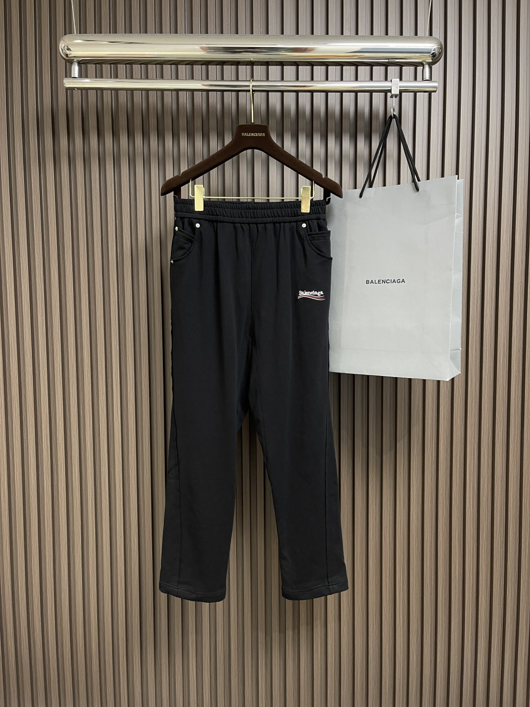 NO:161037,Balenciaga 2025SS new classic Coke straight-leg sweatpants. Color-coded and dyed fine wool ring pure cotton sweatpants, 380g double strand double yarn, comfortable to touch. The iconic Coke LOGO embroidery on the trouser body, simple and versatile, pure cotton inner drawstring waist, details are restored up to 99. A full set of tags, main marks, auxiliary materials, 1:1 original mold opening. Size M-3XL,,balenciaga, hoodie, sweatshirts, alexander wang19860909Balenciaga 2025SS新款经典可乐直筒卫裤.订色订染细毛圈纯棉卫衣面,380g双股双纱,手感舒适.裤身标志性可乐LOGO刺绣,简洁百搭,纯棉内抽绳腰头,细节还原高达99.全套吊牌、主唛、辅料、1:1原版开模.尺码M-3XL,,balenciaga,hoodie,sweatshirts,alexander wang,Men's clothing