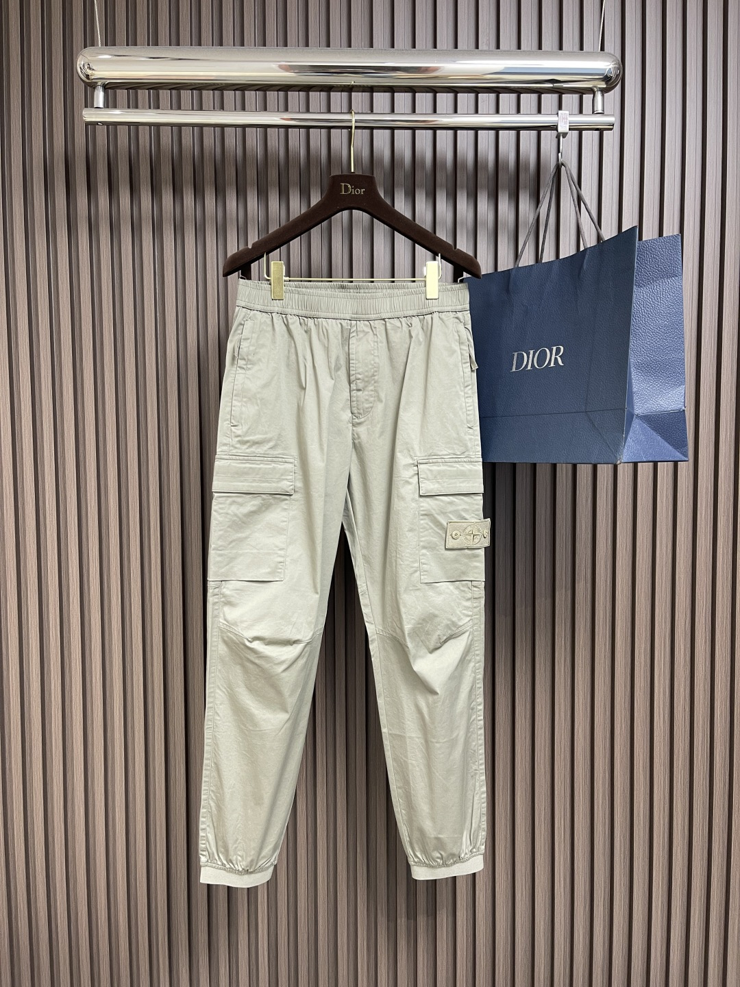 NO:161046,Stone island 2025ss logo metal nylon compass logo straight casual pants trousers, invincible items, repeated washing and color not fading, heavy industry custom auxiliary materials, full details, perfect replica of the original version. Size M-3XL,,alexander wang19860909Stone island 石头岛 2025ss徽标金属尼龙指南针徽标直筒休闲裤长裤,无敌单品,反复水洗不掉色,重工订制辅料,细节拉满,原版完美复刻.尺码M-3XL,,alexander wang,Men's clothing