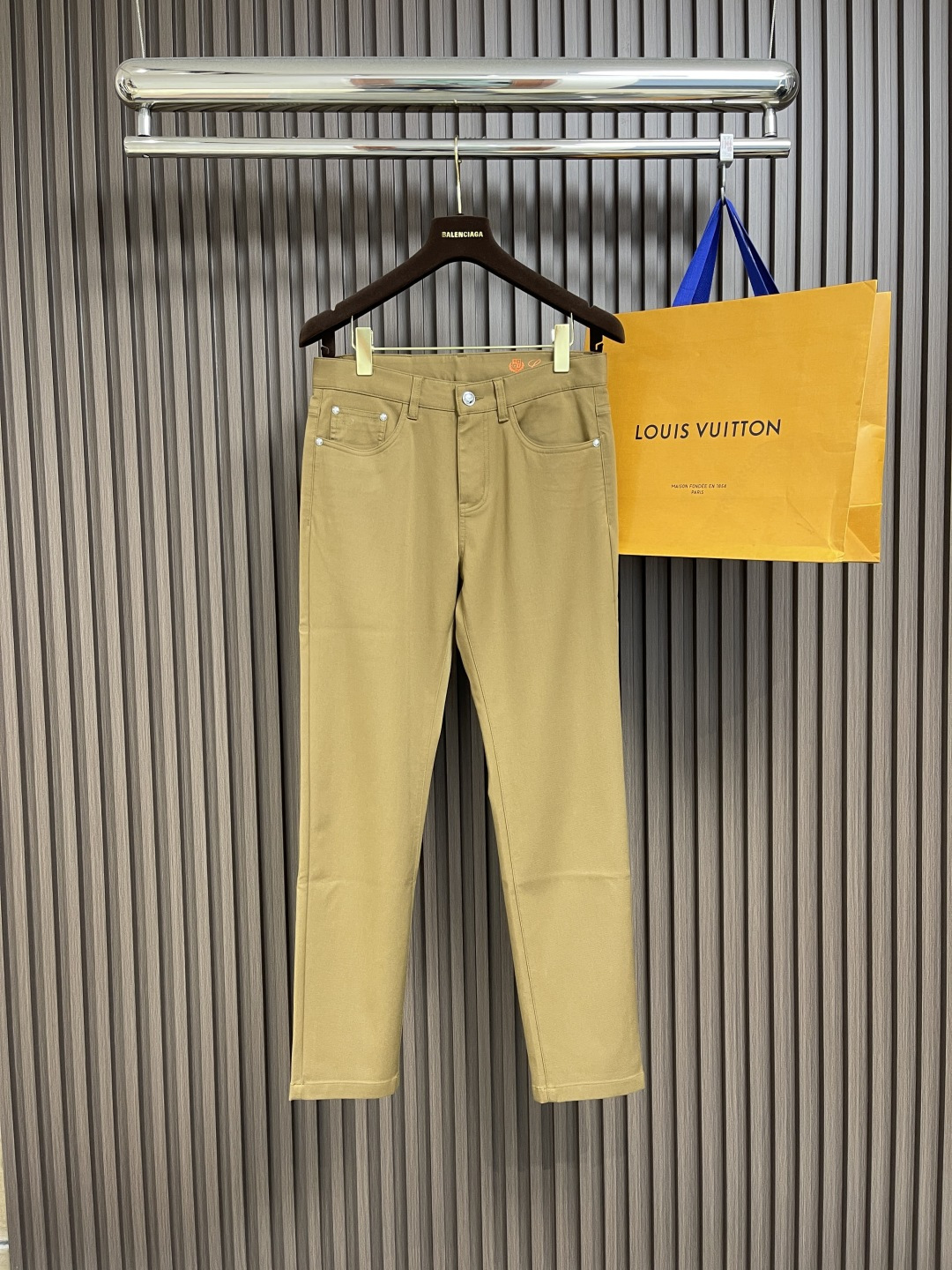 NO:161041,LP water-washed casual hardware logo casual pants, neat cut visible to the naked eye, straight slim-fit pants, fixed woven and dyed fabric!  The lines are compact and neat, and the customer supplies customized hardware and logo carvings. The upper body is not picky!  Size 30-36 None 35, loro piana,alexander wang19860909LP 水洗休闲五金标识休闲裤 肉眼可见的利落裁剪,直筒修身款裤型,定织定染布面！密实齐整走线,客供定制五金并有logo雕刻,上身不挑人！尺码30-36 无35,,loro piana,alexander wang,Men's clothing