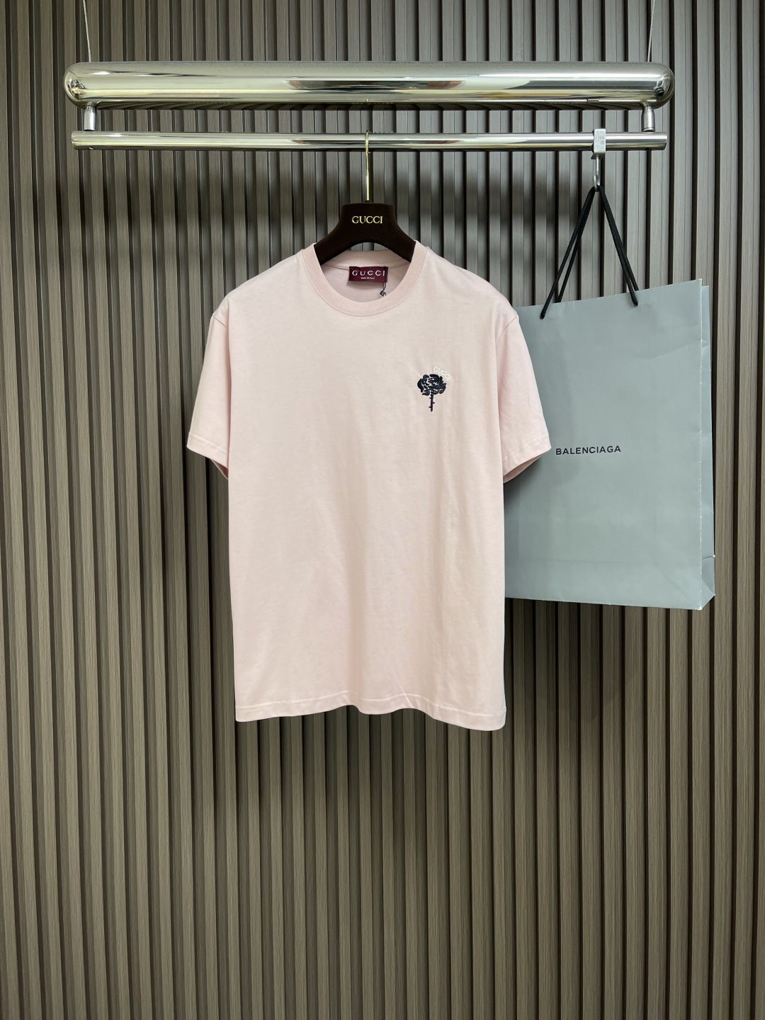 NO:144646,gucci  Rose embroidered round neck short-sleeved T-shirt, pure cotton knitted plain fabric, 15s fine cotton plain fabric, 230g; paired with 32s double yarn thread, 300g. Plain weave fabric made of cotton fiber treated with combed process, compared with ordinary cotton fabrics, its fiber arrangement is more neat and dense, so it has better texture and luster. 15s fine cotton plain fabric is a high-quality cotton fabric, which has the characteristics of softness and comfort, good breathability and durability. Rose flat needle embroidery, rose flat needle embroidery technology, a classic embodiment of combining floral elements with exquisite embroidery skills. The craftsmanship is through delicate flat needles  Embroidery creates a lifelike rose pattern on the fabric, which is both romantic and artistic. The embroidery surface is flat and smooth, and the petal edges are connected naturally through long and short needle techniques. The concave and convex feeling of embroidery enhances the visual three-dimensionality. The round neck straight-tube style is cut, and the body is not bound or restricts the body shape. The round neck neckline has shoulder line falling on the shoulder, and does not limit the shoulder width. The inner seam is made with elastic inlays to prevent the clothes from walking after washing many times. The cuffs and bottom edges are used to fix the double bright lines. Sizes XS-L, gucci, T-shirt, tees, t-shirt, alexander  wang19860909gucci 玫瑰刺绣圆领短袖T恤,纯棉质针织平纹面料,采用15s精棉平纹面料,230g；搭配32s双纱螺纹,300g.采用精梳工艺处理的棉纤维制成的平纹织物,相对于普通棉布而言,它的纤维排列更加整齐、密度更高,因此具有更好的质地和光泽.15s精棉平纹面料是一种高品质的棉质面料,具有柔软舒适、透气性好、耐用性好等特点.玫瑰平针刺绣,玫瑰平针刺绣工艺,将花卉元素与精湛刺绣技艺结合的经典体现.工艺通过细腻的平针刺绣,在面料上打造出栩栩如生的玫瑰图案,既浪漫又充满艺术感.绣面平整光滑,花瓣边缘通过长短针技法衔接自然,刺绣的凹凸感增强视觉立体感.圆领直筒版型,宽松衣型裁剪,不束身不限制身型.圆领领口,肩线落肩,不限制肩宽,内部做缝处以弹力嵌条的嵌入防止多次穿洗后衣身走行.袖口、下摆底边采用的分别专机辑双明线收边固定.尺码XS-L,,gucci,T-shirt,tees，t-shirt,alexander wang,Men's clothing