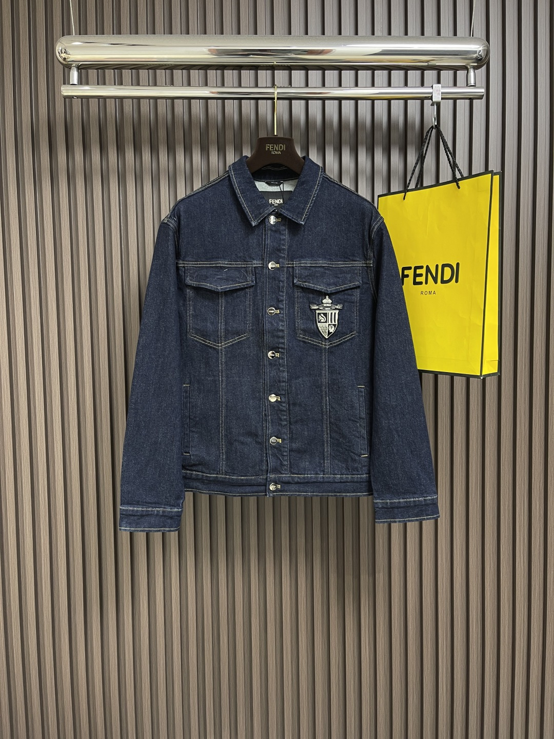 NO:144684,Fendi 2025ss new long-sleeved denim jacket with flip-top chest pockets. Vertical side patch pockets and adjustable side straps at the back waist. Logo nailed button closure. Dark blue denim fabric material. Fendi trim seal is embroidered on the chest. Highly recommended!  Size 46-52, fendi, jackets & coats, alexander wang19860909fendi 2025ss新款长袖牛仔外套,配有翻盖胸袋.后腰部配竖向侧贴袋和可调节侧带.徽标钉饰纽扣开合.深蓝色牛仔面料材质.胸前绣有fendi饰章.强烈推荐！尺码46-52,,fendi,jackets & coats,alexander wang,Men's clothing
