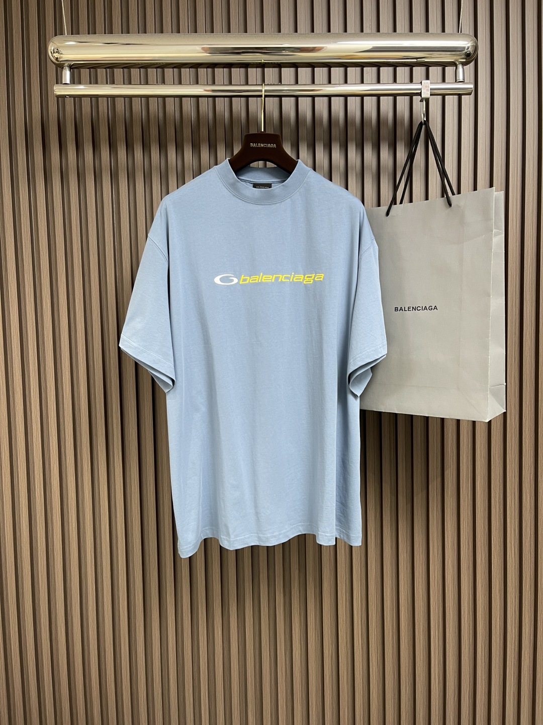 NO:161070,balenciaga  The yellow letter embroidered round neck short-sleeved T-shirt has become a favorite in the fashion industry with its bright colors and simple design. The bright yellow tones are as warm and dazzling as the summer sun, which can instantly illuminate the overall outfit and stand out from the crowd. The short-sleeved design adopts a unisex tailoring design, which not only retains the ability and neatness of men but also the soft lines of women, truly realizing transgender fashion sharing. The letter patterns on the body of the clothes are simple and generous, neither ostentatious nor low-key, and just shows the wearer's personality and taste. The fabric is made of high-quality cotton, which is soft and comfortable, and has good breathability, and can be maintained even in the hot summer.  The dryness and freedom of the skin. Whether it is matched or not, it can be easily controlled, showing different styles and charm. This yellow letter short-sleeved short-sleeved style for men and women is not only a piece of clothing, but also an expression of a life attitude. It represents a unique insight into fashion and a relentless pursuit of personality. Whether it is daily travel, friends' gatherings or leisure time, it can become your best dressing choice, allowing you to enjoy fashion while feeling the confidence and calmness from the inside out. Sizes S-M-L, balenciaga, T-shirt, tees, t-shirt, alexander  wang19860909balenciaga 黄字母刺绣圆领短袖T恤,以其鲜明的色彩和简约的设计,成为了时尚界的宠儿.明亮的黄色调,如同夏日阳光般温暖而耀眼,能够瞬间点亮整体穿搭,让人在人群中脱颖而出.短袖采用男女皆宜的剪裁设计,既保留了男性的干练利落,又不失女性的柔美线条,真正实现了跨性别的时尚共享.衣身上的字母图案,简洁大方,既不张扬也不低调,恰到好处地展现了穿着者的个性与品味.面料选用优质棉料,柔软舒适,透气性好,即便是炎炎夏日也能保持肌肤的干爽与自在.无论是搭配、还是,都能轻松驾驭,展现出不同的风格魅力.这款黄字母男女同款短袖,不仅是一件衣物,更是一种生活态度的表达.它代表着对时尚的独到见解,对个性的不懈追求.无论是日常出行、朋友聚会还是休闲时光,它都能成为你最佳的穿搭选择,让你在享受时尚的同时,也感受到那份由内而外的自信与从容.尺码S-M-L,,balenciaga,T-shirt,tees，t-shirt,alexander wang,Men's clothing