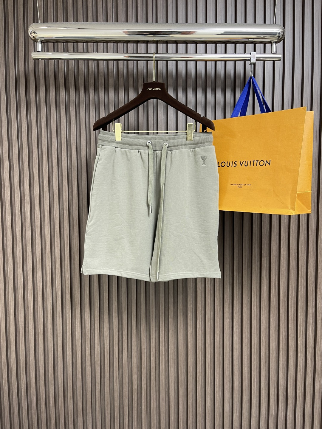 NO:144630,ami love embroidery shorts, custom-made luxury terry trousers material, using imported machine embroidery technology, using advanced computer control system and precision mechanical parts to achieve love embroidery operation, high precision, smooth and delicate lines, fermentation and softness, using the fermentation effect of mixing yeast water and gentle detergent, gentle treatment of the fabric, the overall line is straight and delicate, the fabric is comfortable and soft, the color is consistent and there is no color difference, it can be matched with the same style to create a fashionable look, control various occasions, customize auxiliary materials, complete three standards, the same style for men and women!  Size S-XL, shorts, alexander wang19860909ami 爱心刺绣短裤,定制奢享毛圈卫裤料 采用进口机刺绣工艺 使用先进的计算机控制系统和精密的机械部件 实现爱心刺绣作业 精度高 线条流畅而细腻 酵洗加软 利用酵母水和温和洗涤剂混合后产生的发酵作用 对面料进行温和的处理,整体走线平直细腻,面料舒适柔软,颜色一致无色差 能与同款搭配营造时尚造型,驾驭各种场合,定制辅料,三标齐全,男女同款！尺码S-XL,,shorts,alexander wang,Men's clothing