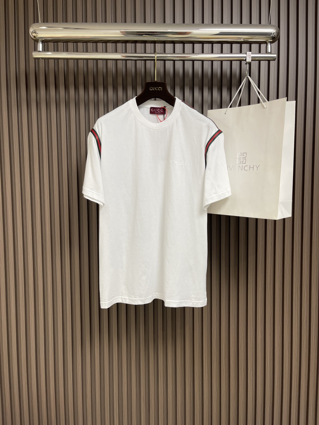 NO:161054,Gucci webbing embroidered short-sleeved T-shirt, custom soft and shiny plain silk fabric, iconic Gucci embroidery embroidery embroidery embroidery embroidery embroidery embroidery on the chest, shoulder red and green webbing, showing a new height of fashion with shoulder drop design, revealing elegant charm in simplicity. The imported machine embroidery process is adopted, and advanced computer control systems and precise mechanical components are used to realize Gucci embroidery operations. Interwoven webbing splicing technology, webbing of different materials is spliced ​​through interwoven method, interwoven according to the original requirements (the direction, spacing and density of the webbing), ensuring firmness and increasing beauty. Size S-XL, gucci, T-shirt,tees, t-shirt,alexander wang19860909gucci 织带刺绣短袖T恤,定制绵柔光泽平纹绸面料,标志性gucci刺绣点缀胸前,肩部红绿织带,以落肩设计彰显时尚新高度,简约中透露优雅韵味.采用进口机刺绣工艺,使用先进的计算机控制系统和精密的机械部件,实现gucci刺绣作业.交织织带拼接工艺,将不同材质的织带通过交织的方式进行拼接的技术,按照原版要求（织带的方向和间距和紧密度）进行交织,确保牢固度,增加美观.尺码S-XL,,gucci,T-shirt,tees，t-shirt,alexander wang,Men's clothing