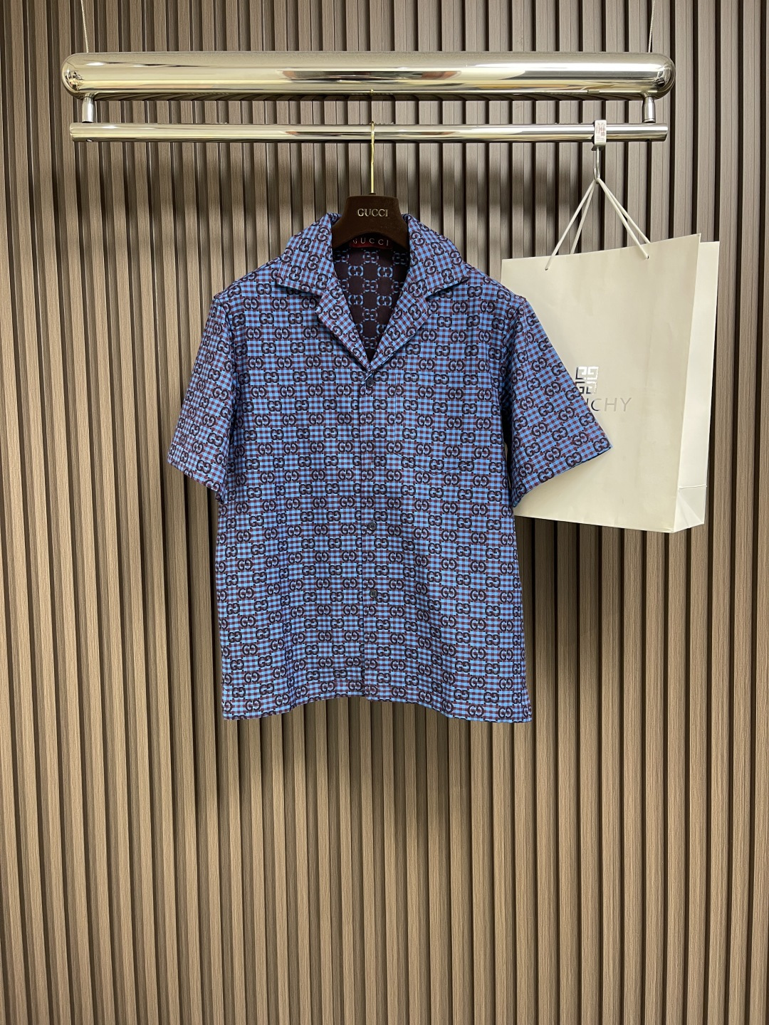 NO:144669,GUCCI 2025ss new loose fit GG checked short-sleeved shirt, made of gg vichy cotton-wool blend jacquard fabric, paired with mother-of-pearl buttons, making it more refined style. Size S-XL, gucci,shirts, T-shirt, alexander wang19860909GUCCI 2025ss新款宽松版型GG格纹短袖衬衫,采用gg vichy棉毛混纺提花面料打造,搭配珍珠母贝纽扣,更显精致格调.尺码S-XL,,gucci,shirts,T-shirt,alexander wang,Men's clothing