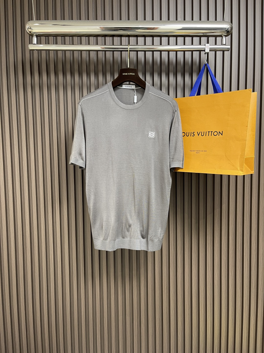 NO:144633,loewe 2025SS summer cool and breathable Tiansi Modal knitted short-sleeved T-shirt, Tiansi provides high-quality texture, gloss, strong moisture absorption and breathability, elegant draping, modal contributes extreme softness, elasticity and skin-friendly. Both 1 1 is greater than 2 to create a comfortable and cool feeling with luxury luster. The small neckline on the style is exquisite and relaxed. Knitted outlines the body shape and has a good effect of shoulder-to-shoulder expansion. High-end fabric   authentic style   special knitting technology creates an old-money style. The high-luxury slack feeling is irreplaceable by pure cotton. Lastly, we have an inherent impression that knitted t is wool cashmere very hot. It is actually wrong to have a Tensi Modal knitted t not only has a texture that is far superior to ordinary cotton, but also breathable, moisture absorption and coolness. It is also worth looking at. Taking advantage of the 25-year-old Qianfeng  Add a high-end advanced sweater to the wardrobe. Size S-M-L, loewe, T-shirt, tees, t-shirt, alexander wang19860909loewe 2025SS夏季清凉透气天丝莫代尔针织短袖T恤,天丝提供衣服高级质感光泽度 强力吸湿透气性 优雅垂感 莫代尔贡献极致柔软弹性和亲肤 两者1 1大于2成就了具有奢品光泽的舒适凉感t.版型上小领口精致松弛 针织勾勒身型 且有很好的收肩扩肩的效果 高端面料＋地道的版型＋针织特殊工艺 营造的老钱风 高奢松弛感是纯棉普t无法取代的 最后说一句 我们固有印象针织t就是羊毛羊绒很热其实是不对的 天丝莫代尔针织t不但质感远超普通纯棉 透气性吸湿凉感性更是值得考究 趁着25老钱风大热 为衣橱添一件高端进阶针织衫.尺码S-M-L,,loewe,T-shirt,tees，t-shirt,alexander wang,Men's clothing