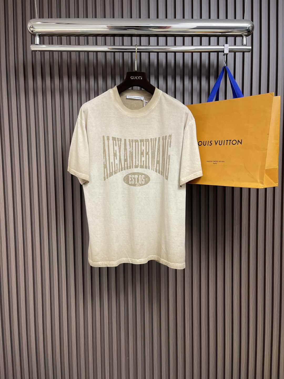 NO:161064,Alexander wang Alexander King 2025SS spring and summer new round neck short-sleeved T-shirt Customized YB cotton material breathable and comfortable thread splicing pattern in the same color full texture General style cutting Exquisite old print highlights the brand style Loose style slimming visual effect Classic color matching creates a personal style Full of creativity Brand high-end design sense Full of single wear and stylish Customized surface accessories Size S-M-L,,alexander wang,T-shirt,tees,t-shirt,alexander wang19860909alexander wang亚历山大王 2025SS春夏新品圆领短袖t恤 定制yb棉材质 透气舒适 同色系螺纹拼接图案 质感十足 常规版型裁剪 精致做旧印花凸显品牌格调 宽松版型显瘦视觉效果 经典配色打造个性风格 充满创意 品牌高级设计感拉满 单穿内搭都出彩时髦 定制面辅料 尺码S-M-L,,alexander wang,T-shirt,tees，t-shirt,alexander wang,Men's clothing