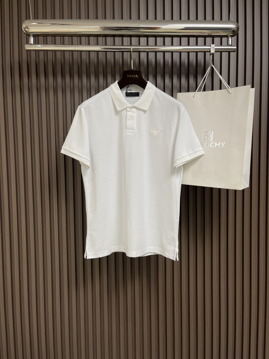 NO:161061,Prada two-button men's short-sleeved polo shirt.  Classic and versatile.  The wardrobe must-have style, the two-pin lapel style, the double-layered fabric triangular logo on the chest is also catered to the current logo trend. The lack of letters ensures that the brand is iconic, low-key, restrained, integrated tailoring, slits on both sides make the whole more upright and stylish. Light business and casual design allows you to easily control different occasions. The fabric is made of all-cotton and fine Judy material, with a warm and shiny surface. The upper body is high-end, comfortable, skin-friendly, breathable, and a full-quality order that is very practical for commuting and leisure. Size S-XL, prada, T-shirt, alexander wang19860909Prada 两粒扣男士短袖polo衫．经典百搭．衣橱必备的款式二粒扣翻领款式 胸口双层本布三角标的点缀 也是迎合当下去logo化趋势 无字母确保留了品牌标志性 低调 内敛 合体的剪裁 两侧开叉 让整体更加挺拔有型 轻商务休闲设计 让您轻松驾驭不同场合. 面料采用全棉细朱迪材质,表面有着温润的光泽感 上身高档的同时 舒适,亲肤,透气好,平时通勤休闲都很实穿的一款全品相订单.尺码S-XL,,prada,T-shirt,alexander wang,Men's clothing