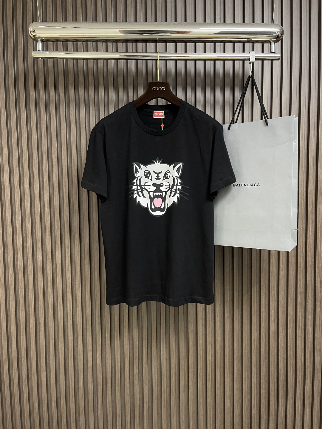 NO:161060,Kenzo 2025SS spring and summer new tiger head printed short-sleeved T-shirt is made of cotton, the fabric is skin-friendly and soft and textured, and the upper body is breathable and comfortable. It is more classy than ordinary cotton, with high quality and low quality. It is classic loose style ~ comfortable to fit and comfortable, and it is not easy to deform after wearing it for a long time. The neckline is threaded knitted, which is clearly layered with the body!  The chest is decorated with tiger head print!  This model looks good for both men and women, and the visual feels very comfortable. The oversize style is comfortable and casual and fashionable, and the style is excellent. Size S-XL, versace, T-shirt, tees, t-shirt, alexander wang19860909Kenzo 2025SS春夏新款虎头印花短袖T恤,采用棉,面料亲肤柔软有质感,上身透气舒适～比一般普通棉更显档次,品质高低立现, 经典宽松版型 ~服帖舒适,久穿也不容易变形,领口采用螺纹针织,与衣身层次分明！胸前采用虎头印花点缀！这款不管男女生穿都好看,视觉给人带来的感觉很舒适,oversize版型舒适随性时尚,版型质感极佳.尺码S-XL,,versace,T-shirt,tees，t-shirt,alexander wang,Men's clothing