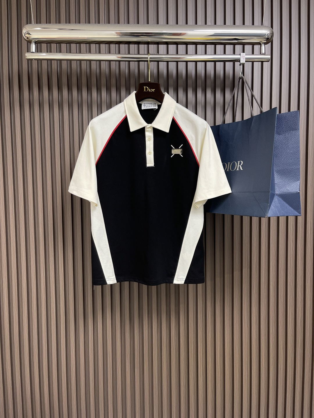 NO:144661,Maison Margiela MM6 20255 summer new short-sleeved POLO shirt fabric is made of 180g imported from Australia for fixed weaving high density hard-stitching fabric spliced ​​three-dimensional letters. Size M-3XL,,masion margiela,masion margiela,T-shirt,alexander wang19860909Maison Margiela 马吉拉MM6 20255夏季新款短袖POLO衫 面料采用澳洲进口180g客供定织高密度 硬挺面料 拼接立体字母仔章.尺码M-3XL,,masion margiela,masion margiela,T-shirt,alexander wang,Men's clothing