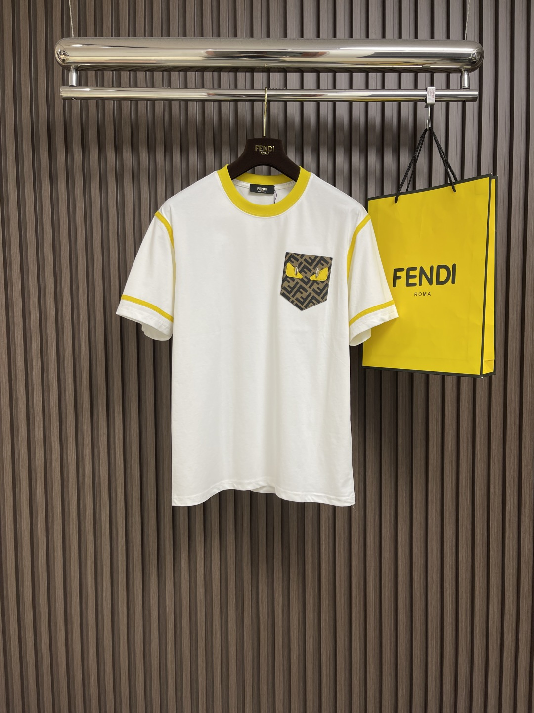 NO:161051,Fendi 2025ss small monster logo short-sleeved T-shirt, 300g after washing, cotton, front small monster logo logo, neckline with double needle thread, chain bottom pull shoulder bag edge, four-wire dense edge, one-inch 13-pin, high-quality workmanship, 1:1 restore size M-3XL, fendi, T-shirt, tees, t-shirt, alexander wang19860909Fendi 2025ss小怪兽标识短袖t恤,洗后300g,棉质,前幅小怪兽logo标识,领口采用双针走线,锁链底拉肩包边,四线密边,一寸13针,高品质做工,1:1还原尺码M-3XL,,fendi,T-shirt,tees，t-shirt,alexander wang,Men's clothing