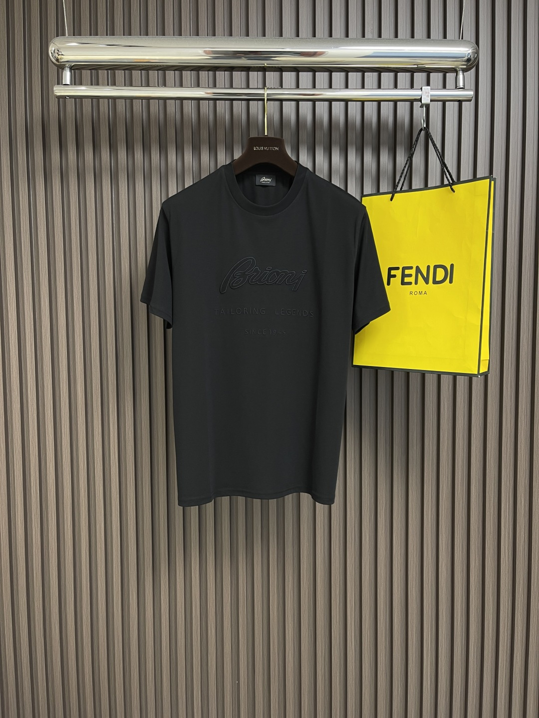 NO:144739,Brioni Tiansi cotton T-shirt, a high-end, luxurious and platinum-grade classic basic T-shirt. The whole body design perfectly integrates Italian aesthetics, inherits the genes of the bri family, takes the minimalist route, is both solemn and harmonious, conforms to the modern urban aesthetics, and is decorated with a classic brand logo on the chest, created with exquisite embroidery, which is a soul-like existence, and strongly boasts the brand identity!  Customer-supplied high-end imported garments, fixed-woven silk cotton, Italian old-fashioned workshops, garments process fixed-woven and dyed, extremely luxurious and special materials, all of which are excellent in fabric properties, and are treated with merceration technology. The fabric has extremely high gloss, delicate and natural mesh structure, perfect comfort and breathability, and the touch experience is self-evident, luxurious and ultimate enjoyment!  The color matching is light and versatile, suitable for everyday outfits, and the mixing and matching are extremely compatible with very high space. You can use business commuting and leisure on any occasion. The upper body is elegant and has a strong sense of temperament. It is a high attendance item for wardrobe, and everyone has one!  Size M-XXL M size shoulder width 44cm bust 110cm length 70cm size shoulder width 46cm bust 114cm length 71cm xL size shoulder width 48cm bust 118cm length 72cm xXL size shoulder width 50cm bust 122cm length 73cm, tees, t-shirt, alexander wang19860909Brioni布莱奥尼 天丝棉t恤,高端奢华且白金级的一款经典基础款t恤t恤衫.通体的设计完美融合意式美学,且传承了bri家族的基因,走极简主义的路线,亦庄亦谐,符合现代都市审美,胸前饰有经典品牌标识,以精美刺绣体打造,属于灵魂式的存在,有力标榜了品牌身份！客供高级进口成衣定织天丝棉,意大利老牌工坊成衣工序定织定染,极为奢华特殊的材质,面料属性皆为上乘,采用丝光工艺处理,面料光泽度极高,网眼结构细腻自然,舒适性与透气性完美兼备,触感体验不言而喻,奢华极致享受！ 配色轻熟百搭,符合日常各种穿搭,混搭兼容空间极高,驾驭任何场合,商务通勤与出街休闲皆可,上身儒雅气质感极强,属于衣橱高出勤率单品,人手一件！尺码M-XXL M码肩宽44cm 胸围110cm 衣长70cm L码肩宽46cm 胸围114cm 衣长71cm XL码肩宽48cm 胸围118cm 衣长72cm XXL码肩宽50cm 胸围122cm 衣长73cm,,tees，t-shirt,alexander wang,Men's clothing