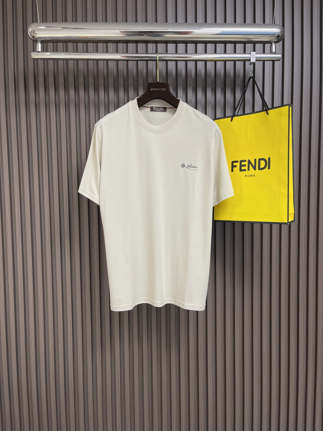 NO:161067,LP printed logo round neck short-sleeved T-shirt fabric is made of high-string long-length cotton. The upper body is silky, breathable, and has a good gloss. High-end and texture. The number of the fabric is high. Guaranteed a crisp feel. Orders for full-quality quality. High-quality and clean. High-quality and clean. High-quality and clean. High-quality and crispy clothes. High-quality and crispy clothes. High-quality and clean. High-quality and crispy clothes. High-quality and firm. High-quality and firm. High-quality and firm. High-quality and firm. High-quality and firm. High-quality and firm. High-quality and firm. High-quality and firm. High-quality and firm. High-quality and firm. High-quality and firm. High-quality and firm. High-quality and firm. High-quality and firm. High-quality and firm. High-quality and firm. High-quality and firm. High-quality and firm. High-quality and firm. High-quality and firm. High-quality and firm. High-quality and firm. High-quality and firm. High-quality and firm. High-quality and firm. High-quality and firm. High-quality and firm. High-quality and firm. High-quality and firm. High-quality and firm. High-quality and firm. High-quality and firm. High-quality and firm. High-quality and firm. High-quality and firm. High-quality and firm. High-quality and firm. High-quality and firm. High-quality and firm. High-quality and firm. High-quality and firm. High-quality and firm. High-quality and firm. High-quality and firm. High-quality and firm. High-quality and firm. High-quality and firm. High-quality and firm. High-quality and firm. High-quality and firm. High-quality and firm. High-quality and firm. High-quality and firm. High-quality and firm. High-quality and firm. High-quality and firm. High-quality and firm. High-quality and firm. High-quality and firm. High-quality and firm. High-quality and firm. High-quality and firm. High-quality and firm. High-quality and19860909LP 印花Logo标识圆领短袖T恤 面料采用高支长绒棉材质 上身丝滑 透气 又有很好的光泽感 高档而显质感 面料的支数高 保证的衣服挺括感 全品相的订单 春夏强烈推荐.尺码M-XXL M码肩宽44cm 胸围110cm 衣长70cm L码肩宽46cm 胸围114cm 衣长71cm XL码肩宽48cm 胸围118cm 衣长72cm XXL码肩宽50cm 胸围122cm 衣长73cm,,loro piana,T-shirt,tees，t-shirt,alexander wang,Men's clothing