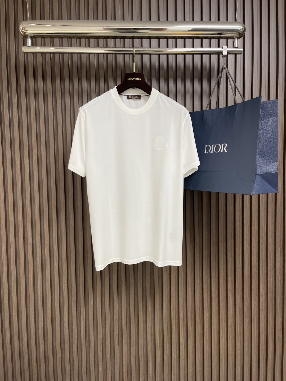 NO:144727,LP Logo logo round neck short-sleeved T-shirt The fabric is made of high-string long-length cotton. The upper body is silky, breathable, and has a good gloss. High-end and textured. The number of the fabric is high. The guaranteed cleverness of the clothes. Orders for full-quality quality. Highly recommended in spring and summer. Size M-XXL M-shoulder width 44cm bust 110cm. Sleeve length 70cm. Sleeve length 46cm. Sleeve length 114cm. Sleeve length 71cm. Sleeve width 48cm. Sleeve length 118cm. Sleeve length 72cm. Sleeve width 50cm. Sleeve length 122cm. Sleeve length 73cm.,loro piano,T-shirt,tees,t-shirt,alexander wang.19860909LP Logo标识圆领短袖T恤 面料采用高支长绒棉材质 上身丝滑 透气 又有很好的光泽感 高档而显质感 面料的支数高 保证的衣服挺括感 全品相的订单 春夏强烈推荐.尺码M-XXL M码肩宽44cm 胸围110cm 衣长70cm L码肩宽46cm 胸围114cm 衣长71cm XL码肩宽48cm 胸围118cm 衣长72cm XXL码肩宽50cm 胸围122cm 衣长73cm,,loro piana,T-shirt,tees，t-shirt,alexander wang,Men's clothing