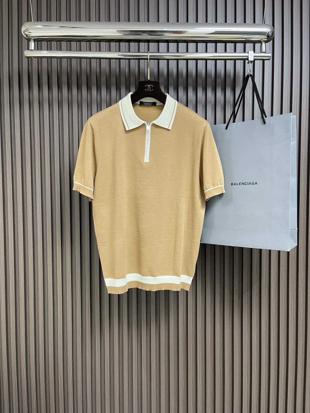 NO:144717,Zegna 2025ss classic short-sleeved knitted POLO, with its simple yet fashionable design, has become a must-have item for unisex wardrobe. It uses high-quality customer-supplied materials, delicate and soft, skin-friendly and comfortable, and the same tailoring design is suitable for men to show a steady and restrained temperament, and also for women to show the charm of casualness and freedom. Whether it is matched with jeans or casual pants, you can easily control various occasions, from daily travel to casual parties, you can become the focus. Size M-3XL, jeans, T-shirt, alexander wang19860909Zegna 2025ss经典款短袖针织POLO,以其简约而不失时尚的设计,成为了男女皆宜的衣橱必备单品.选用优质客供材质,细腻柔软,亲肤舒适,男女同款的剪裁设计,既适合男性展现稳重内敛的气质,也适合女性彰显随性洒脱的魅力.无论是搭配牛仔裤还是休闲裤,都能轻松驾驭各种场合,从日常出行到休闲聚会,都能让你成为焦点.尺码M-3XL,,jeans,T-shirt,alexander wang,Men's clothing