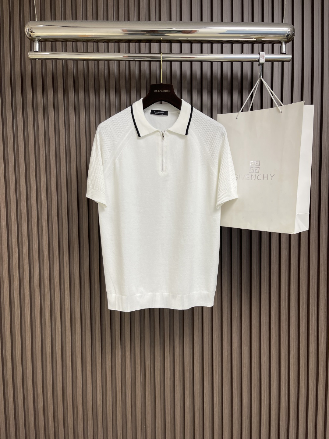 NO:161049,Zegna 2025ss early spring fashion men's short-sleeved knitted polo shirt, a very star-level item, with extremely high appearance, both atmospheric and connotation, full of details, fully reflecting the brand's low-key and luxurious style, the overall visual is full of vitality and youthfulness, and the upper body is full of temperament!  Size M-3XL, T-shirt,alexander wang19860909Zegna 2025ss早春时装款男士短袖针织polo衫,非常明星级的一款单品,颜值度极高,即大气又有内涵,细节感满满,充分体现了品牌低调且奢华的风格,整体的视觉充满活力和年轻态,上身满满的气质！尺码M-3XL,,T-shirt,alexander wang,Men's clothing