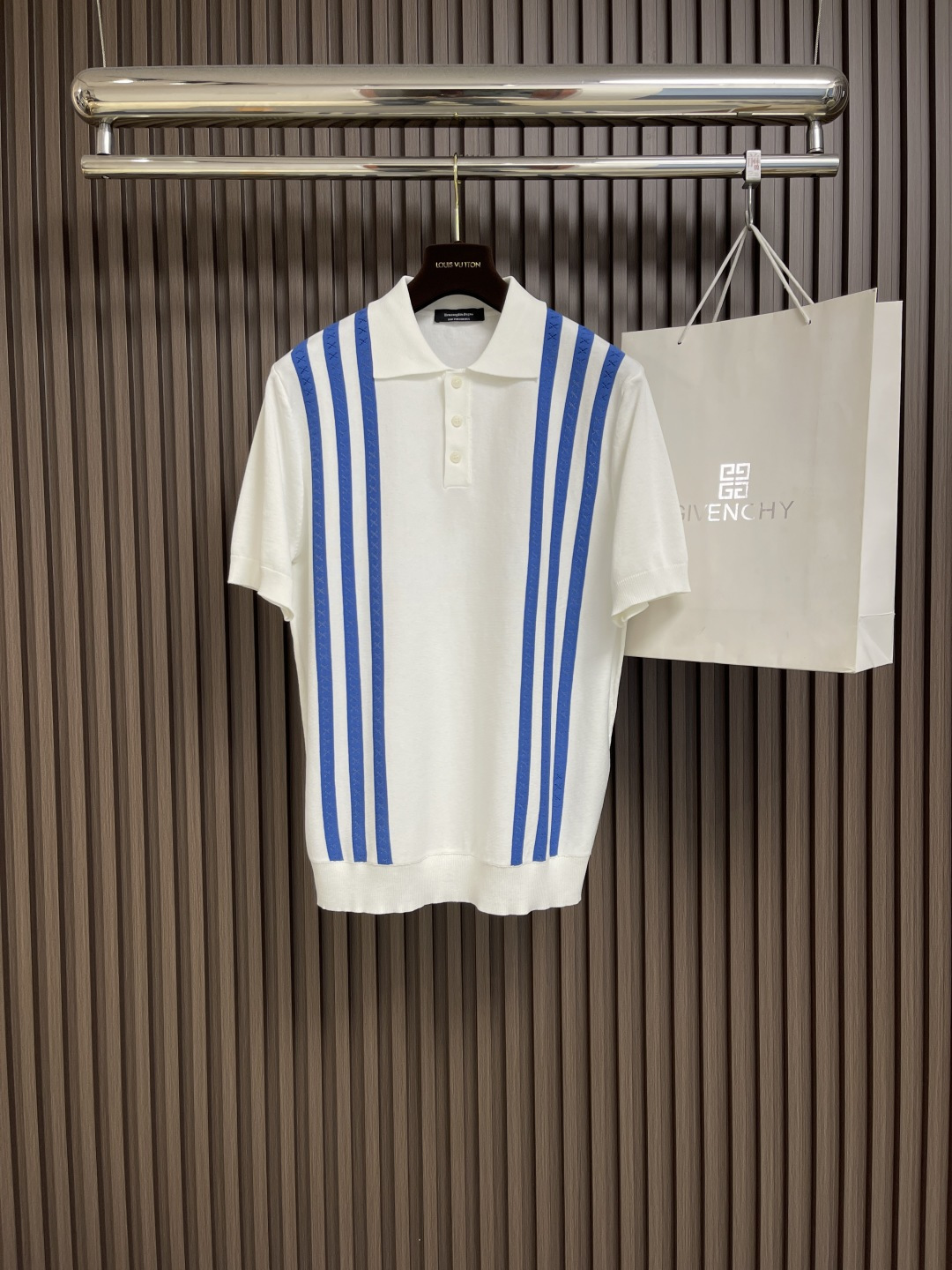 NO:161048,Zegna 2025ss classic short-sleeved knitted POLO, with its simple yet fashionable design, has become a must-have item for unisex wardrobe. It uses high-quality customer-supplied materials, delicate and soft, skin-friendly and comfortable, and the same tailoring design is suitable for men to show a steady and restrained temperament, and also for women to show the charm of casualness and freedom. Whether it is matched with jeans or casual pants, you can easily control various occasions, from daily travel to casual parties, you can become the focus. Size M-3XL, jeans, T-shirt, alexander wang19860909Zegna 2025ss经典款短袖针织POLO,以其简约而不失时尚的设计,成为了男女皆宜的衣橱必备单品.选用优质客供材质,细腻柔软,亲肤舒适,男女同款的剪裁设计,既适合男性展现稳重内敛的气质,也适合女性彰显随性洒脱的魅力.无论是搭配牛仔裤还是休闲裤,都能轻松驾驭各种场合,从日常出行到休闲聚会,都能让你成为焦点.尺码M-3XL,,jeans,T-shirt,alexander wang,Men's clothing