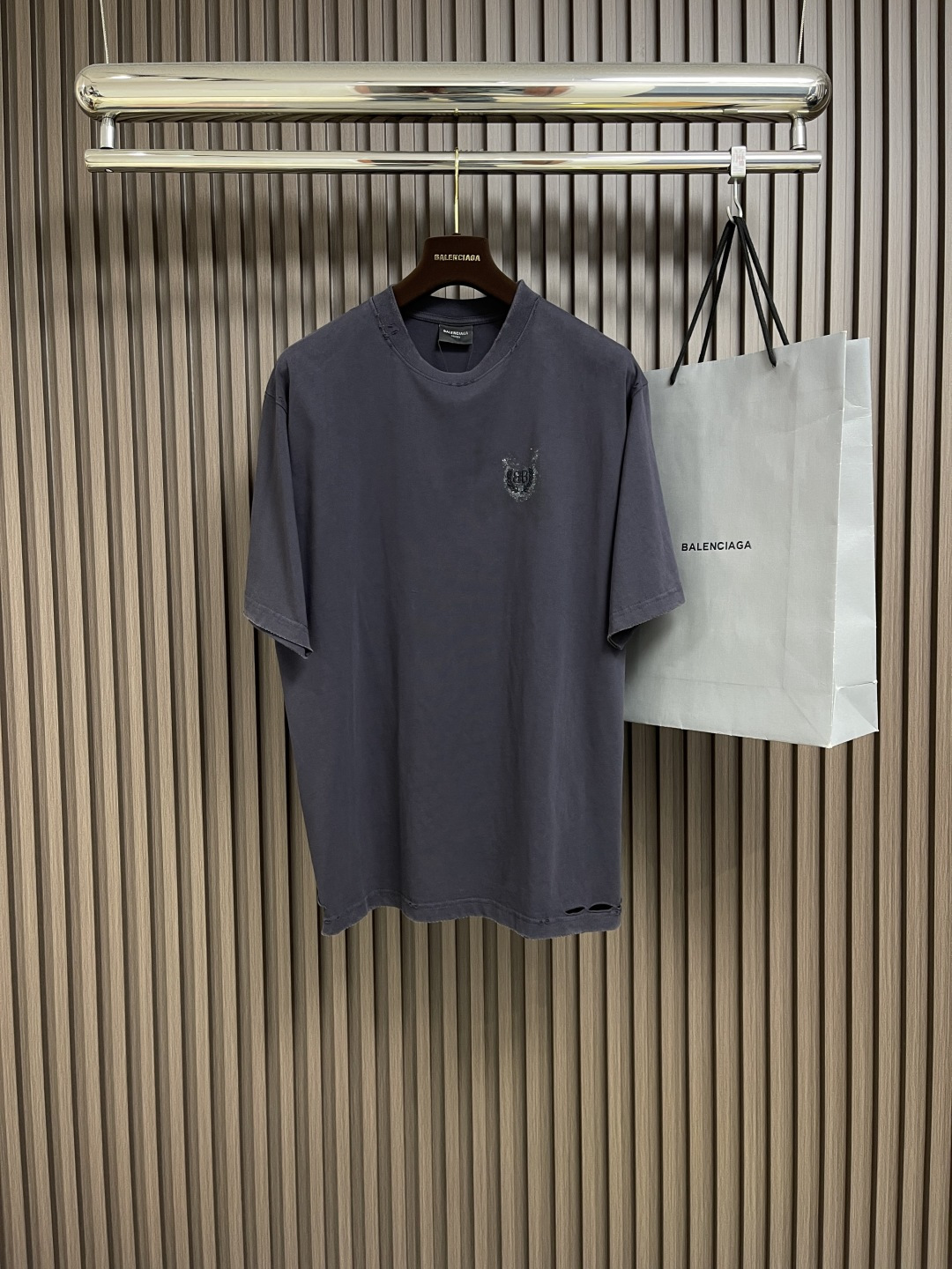 NO:144626,Balenciaga glitter wheat ear printed short-sleeved T-shirt, using 15s fine cotton plain pattern, 230g; paired with 32s double yarn thread, 350g. Sand glitter printing is a decorative process that forms a metallic sparkle effect on the surface of the fabric, effectively improving the high-end and visual attractiveness of the product. Sand powder is mixed in the slurry and scraped by mechanically to ensure uniform penetration of the slurry. Silicone oil finishing gives the printing a smooth and soft silk feeling; Sand presents a flashing particle effect under light and shadow, and multi-color superposition enhances the sense of layering; especially under dark base cloth black, it can highlight the luster of the sand. The main body adopts a precision needle embroidery process; the embroidery is very fine and dense, with clear patterns and strong three-dimensional sense. The overall line is straight and delicate, the fabric is comfortable and soft, and the color is consistent and without color difference. The main body adopts a precision needle embroidery process; the embroidery is very fine and dense, with clear patterns and strong lines and three-dimensional sense. The overall thread is straight and delicate, the fabric is comfortable and soft, and the color is consistent and without color difference.  Can match the same style to create a fashionable look, manage various occasions, customize auxiliary materials, complete three standards, sizes XS-L,,balenciaga,T-shirt,tees,t-shirt,alexander wang19860909balenciaga 闪粉麦穗印花短袖T恤,采用15s精棉平纹,230g；搭配 32s双纱拉架螺纹,350g.金沙闪粉印花是在面料表面形成金属质感闪光效果的装饰工艺,有效提升产品的高端感和视觉吸引力.金沙粉混于浆料中由机械刮印,确保浆料均匀渗透.硅油整理赋予印花顺滑、柔软的丝绸感；金沙在光影照下呈现闪烁颗粒效果,多色叠加增强层次感；尤其深色底布黑色下,更能突出金沙光泽.主体采用精密挨针绣工艺；刺绣非常精细针法绵密,图案清晰且线条感和立体感强.整体走线平直细腻,面料舒适柔软,颜色一致无色差 能与同款搭配营造时尚造型,驾驭各种场合,定制辅料,三标齐全,尺码XS-L,,balenciaga,T-shirt,tees，t-shirt,alexander wang,Men's clothing