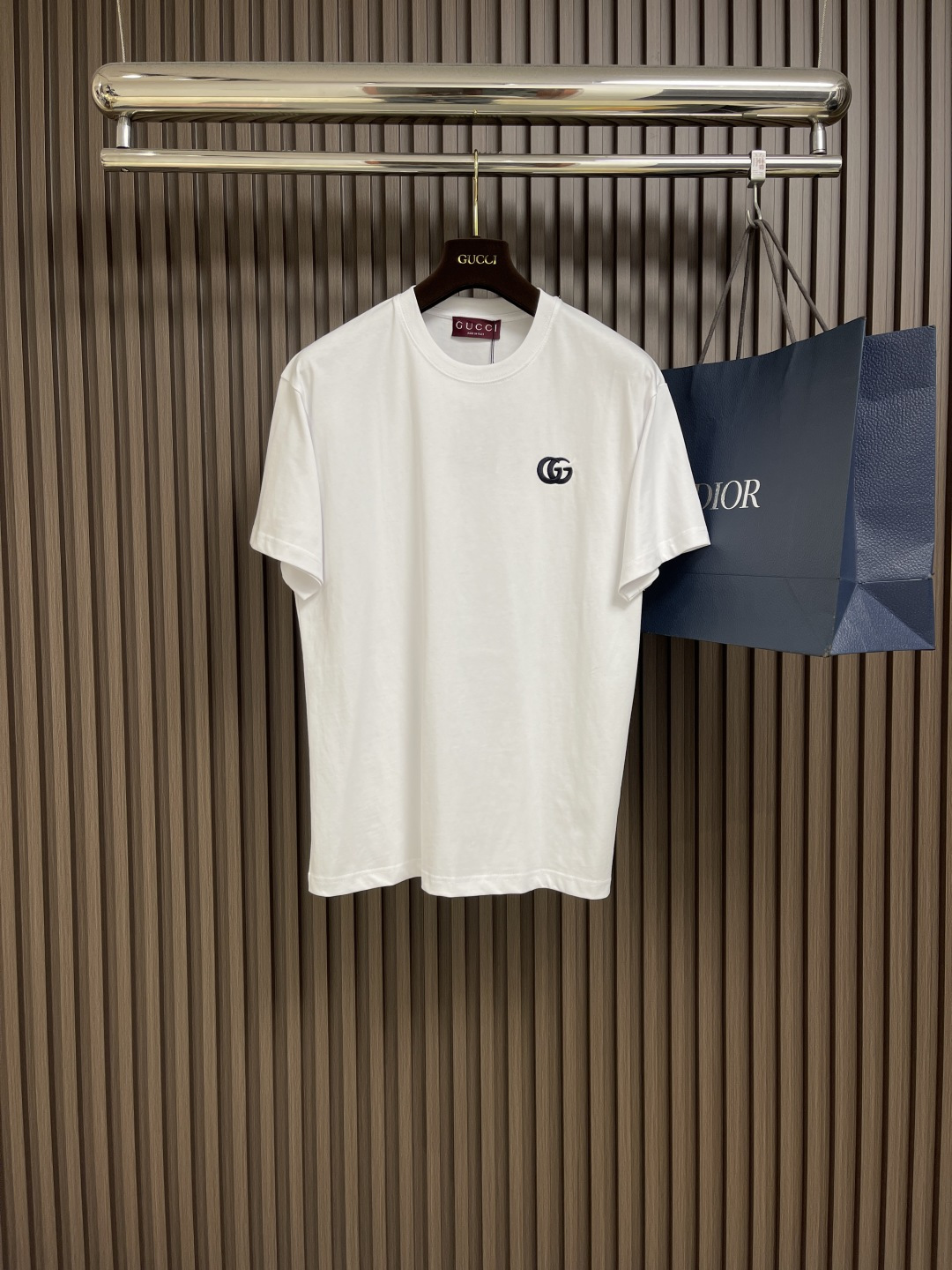 NO:144639,GUCCI 2025SS double G embroidered short-sleeved T-shirt, using 15s fine cotton plain fabric, 230g; matched with 32s double yarn thread, 300g. The plain weave fabric made of cotton fibers treated with combed process, has a more neat fiber arrangement and higher density, so it has better texture and luster. The two interlocking letters g maintain the three-dimensionality and recognition of the logo through the thickness and spacing of the embroidery lines. Monochrome embroidery often incorporates retro inspiration, and through uniformly arranged stitches, it forms smooth and continuous letter lines on the same plane. The overall line is straight and delicate, the fabric is comfortable and soft, and the color is consistent and has no color difference. It can be matched with the same style to create a fashionable look, control various occasions, customize auxiliary materials, complete three standards, and the same style for men and women!  Size XS-L, gucci, T-shirt,tees, t-shirt,alexander wang19860909GUCCI 2025SS双G刺绣短袖T恤,采用15s精棉平纹面料,230g；搭配32s双纱螺纹,300g.采用精梳工艺处理的棉纤维制成的平纹织物,相对于普通棉布而言,它的纤维排列更加整齐、密度更高,因此具有更好的质地和光泽.两个互锁的字母g,通过刺绣线条的粗细和间距变化,保持logo的立体感和辨识度.单色刺绣常融入复古灵感,通过均匀排列的针脚,在同一平面上形成平滑、连续的字母线条.整体走线平直细腻,面料舒适柔软,颜色一致无色差 能与同款搭配营造时尚造型,驾驭各种场合,定制辅料,三标齐全,男女同款！尺码XS-L,,gucci,T-shirt,tees，t-shirt,alexander wang,Men's clothing