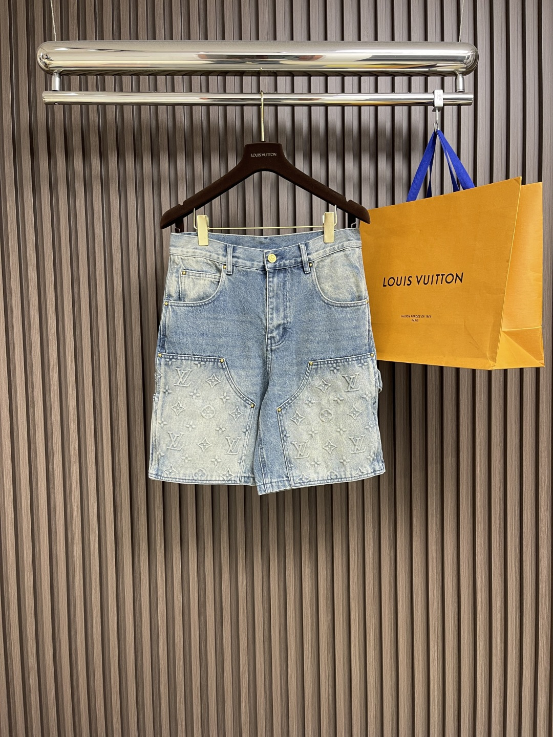 NO:144644,LV classic hit embossed embossed denim shorts, 7*7 combed serole spinning made of thickened 480 grams denim fabric, the overall use of monogram embossed tooling elements, splicing structure and sharp corner pocket imprinting elements jacquard details alignment, embossed embossed patterns are clear, the pocket double-tracking workmanship, fine and symmetrical stitching, five sets of aluminum molds are opened on the board, and the two sides of the front are embossed according to the size of each code. After high-temperature pressing, each flower pattern is manually filled with silicone to prevent depression. The washing process adopts multiple processes such as refermentation and sautéing, horse spraying and other processes. The new leather patch is equipped with brand cursive engraving square fixed nail straight hem design, hidden zipper placket, and all auxiliary hardware are customized to match the antique bronze color. Size 30-32-34-36,,louis vuitton, shorts, alexander wang19860909LV 经典爆款 压花浮雕牛仔短裤,7*7支精梳赛络纺纱做加厚480克斜纹牛仔面料,整体采用monogram压纹工装元素,拼接结构和尖角口袋压印元素提花细节对位,浮雕压花纹路清晰,口袋双走线做工,线迹细密匀称规整,五处压花均对板开五套铝模,前幅二侧压花根据尺寸每个码开一套模,高温压成型后由人工对每个花型填充硅胶防止凹陷,洗水工艺采用重酵洗炒花色,喷马等等多工艺结合.新皮革贴饰配有品牌草写刻纹方定钉直筒下摆设计,隐藏式拉链门襟,辅料五金全部定制对版古铜做旧颜色.尺码30-32-34-36,,louis vuitton,shorts,alexander wang,Men's clothing