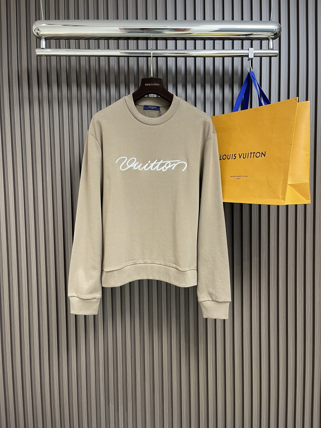 NO:144677,LV hand-signed embroidered sweatshirt, the fabric is made of 16s double yarn   10s fish scale bottom grinding fabric, 380g, paired with 26s double yarn ribbed fabric, 470g. The terry loop is composed of three-line sweatshirt, which is a face, tying and bottom yarn. The thickness of the stylus strokes and the design pattern after the strokes are simplified; the three-dimensional effect is achieved through multiple layers of embroidery threads and filling materials combined with special needles. The serration is prone to serrations at the curves and corners; the excess part is cut off after adding foam embroidery to form three-dimensional protrusions and improving the smoothness of the lines. The overall thread is straight and delicate, the fabric is comfortable and soft, and the color is consistent and there is no color difference. It can be matched with the same style to create a fashionable look, control various occasions, customize auxiliary materials, complete three standards, the same style for men and women!  Size XS-L, louis vuitton, hoodie, sweatshirts, alexander wang19860909LV 手签字刺绣卫衣,面料采用16s双纱＋10s鱼鳞底磨毛面料,380g,搭配26s双纱罗纹面料,470g.毛圈是三线卫衣是面,绑纱,底纱所组成的.手写笔画的粗细变化、连笔被简化后设计图案；通过多层刺绣线、填充材料结合特殊针法实现立体效果.曲线和转角处易出现锯齿感；在刺绣底层添加泡棉绣后切除多余部分,形成立体凸起同时提升线条流畅度.整体走线平直细腻,面料舒适柔软,颜色一致无色差 能与同款搭配营造时尚造型,驾驭各种场合,定制辅料,三标齐全,男女同款！尺码XS-L,,louis vuitton,hoodie,sweatshirts,alexander wang,Men's clothing