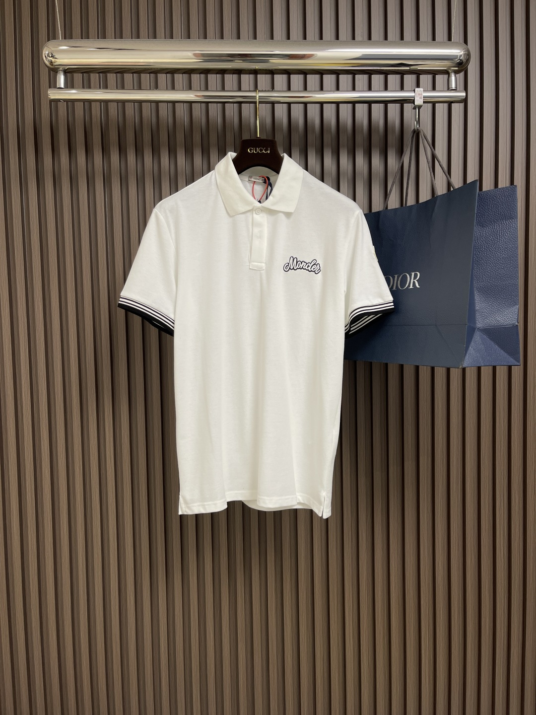 NO:144694,Moncler 2025SS early spring new three-dimensional POLO shirt, short-sleeved polo shirt, custom letter logo buttons, detailed in place, made of cotton beaded cloth, comfortable to touch, full three-mark size S-XL,,christian louboutin,T-shirt,alexander wang19860909Moncler 2025SS早春新款立体仔章POLO衫 短袖马球衫,定制字母标识纽扣,细节到位,采用棉质珠地布制成,手感舒适,三标齐全 尺码S-XL,,christian louboutin,T-shirt,alexander wang,Men's clothing