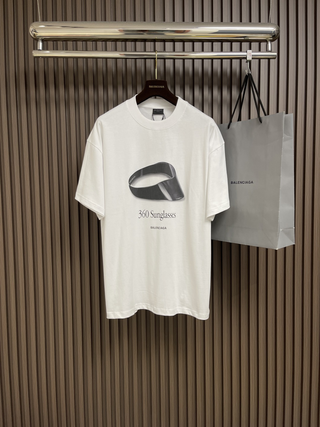 NO:149523,Balenciaga sunglasses printed art round neck short-sleeved T-shirt is not only a clothing, but also a manifestation of attitude. It perfectly integrates classics and modern art, and every detail reveals unruly and freedom. Wearing it, it seems like being in the art gallery in Paris, making the world your canvas, and every step interprets a unique trend story. This is not just a T-shirt, it is a bold declaration of self-style and an artistic resistance to ordinary life. Choosing an artistic short-sleeved T-shirt makes every day full of possibilities and art within reach. Sizes S-M-L,,balenciaga, T-shirt,tees, t-shirt,alexander wang19860909balenciaga 墨镜印花艺术圆领短袖t恤,不仅是服饰,更是态度的彰显.它将经典与现代艺术完美融合,每一处细节都透露着不羁与自由.穿上它,仿佛置身于巴黎的艺术长廊,让世界成为你的画布,每一步都演绎着独特的潮流故事.这不仅仅是一件t恤,这是对自我风格的大胆宣言,是对平凡生活的艺术反抗.选择艺术短袖t恤,让每一天都充满无限可能,让艺术触手可及.尺码S-M-L,,balenciaga,T-shirt,tees，t-shirt,alexander wang,Men's clothing