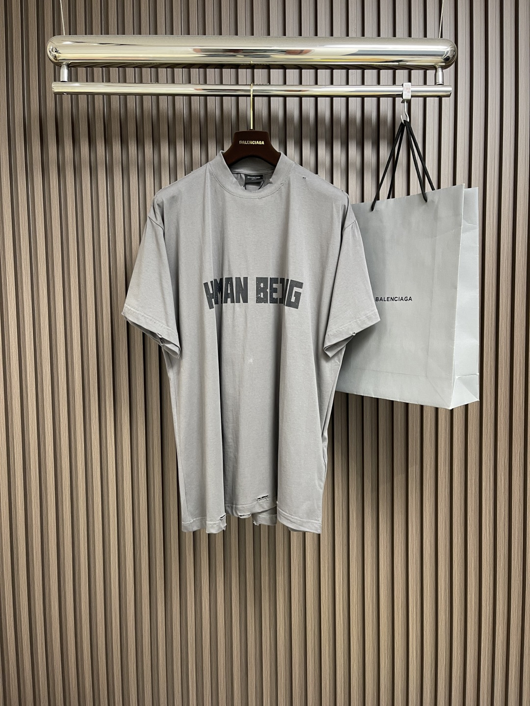 NO:149537,Balenciaga printed letters irregular hem short-sleeved T-shirt, with jersey knitted fabric, with human being art prints on the front, irregular destructive cutting, the overall line is straight and delicate, the fabric is comfortable and soft, the color is consistent and no color difference, it can be matched with the same style to create a fashionable look, control various occasions, customize auxiliary materials, complete three standards, the same style for men and women!  Size S-XL 1-2-3-4,,balenciaga,T-shirt,tees,t-shirt,alexander wang19860909balenciaga 印花字母不规则下摆短袖T恤,采用平纹针织面料,正面饰以human being艺术作品印花,下摆采用不规则破坏裁剪,整体走线平直细腻,面料舒适柔软,颜色一致无色差 能与同款搭配营造时尚造型,驾驭各种场合,定制辅料,三标齐全,男女同款！尺码S-XL 1-2-3-4,,balenciaga,T-shirt,tees，t-shirt,alexander wang,Men's clothing