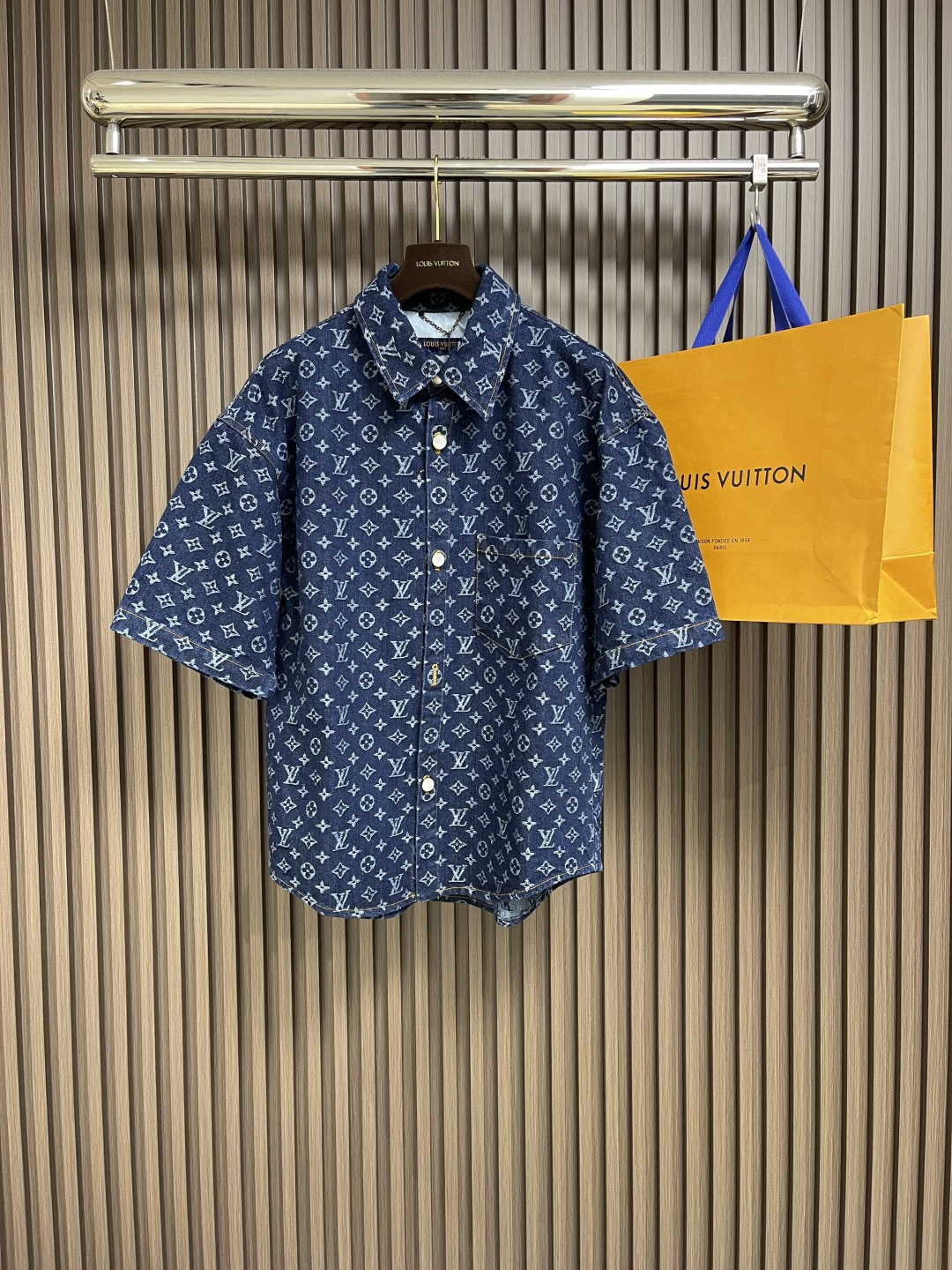 NO:144650,Tops, shorts, LV logo jacquard denim short-sleeved shirts and shorts suit, cotton fabric, paired with pearl buttons, open and close plackets, casual shoulder-down style, pearlescent buttons on the front placket, pocket and cuffs interpret Dandy style, easily making it a good choice across seasons. It is suitable for matching the same bottom. Size S-XL,,louis vuitton, shorts,shirts,T-shirt,alexander wang19860909上衣 短裤 LV logo提花牛仔短袖衬衫短裤套装,棉质面料,搭配珍珠扣 开合门襟,休闲落肩款,以前襟、口袋和袖口的珠光纽扣演绎丹迪风尚,轻松成就跨季佳选.与同款下装搭配相宜.尺码S-XL,,louis vuitton,shorts,shirts,T-shirt,alexander wang,Men's clothing