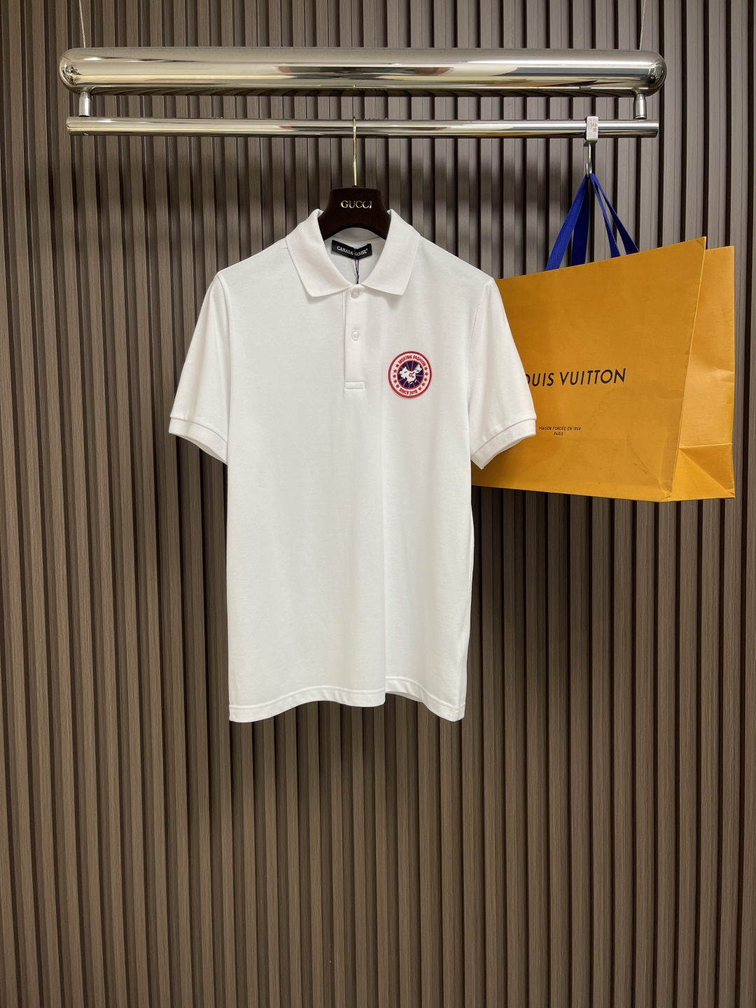 NO:149499,Canada goose Men's casual short-sleeved POLO, made of cotton knitted fabric. This fabric is a soft and light fabric with good breathability, ribbed knitted round neck, neatly tailored on the hem, and patterned logo design. Size S-XL. Size bust 104cm Shoulder width 44cm Long 69cm M Bust 108cm Shoulder width 45cm Long 70cm L Bust 112cm Shoulder width 46cm Long 71cm XL Bust 116cm Shoulder width 47cm Long 72cm, T-shirt,alexander wang19860909Canada goose 男士休闲短袖POLO,采用棉质针织面料制成,该面料是一种柔软且轻盈的面料,透气性好,罗纹针织圆领,下摆剪裁利落,图案徽标设计.尺码S-XL. S码胸围104cm 肩宽44cm 衣长69cm M码胸围108cm 肩宽45cm 衣长70cm L码胸围112cm 肩宽46cm 衣长71cm XL码胸围116cm 肩宽47cm 衣长72cm,,T-shirt,alexander wang,Men's clothing