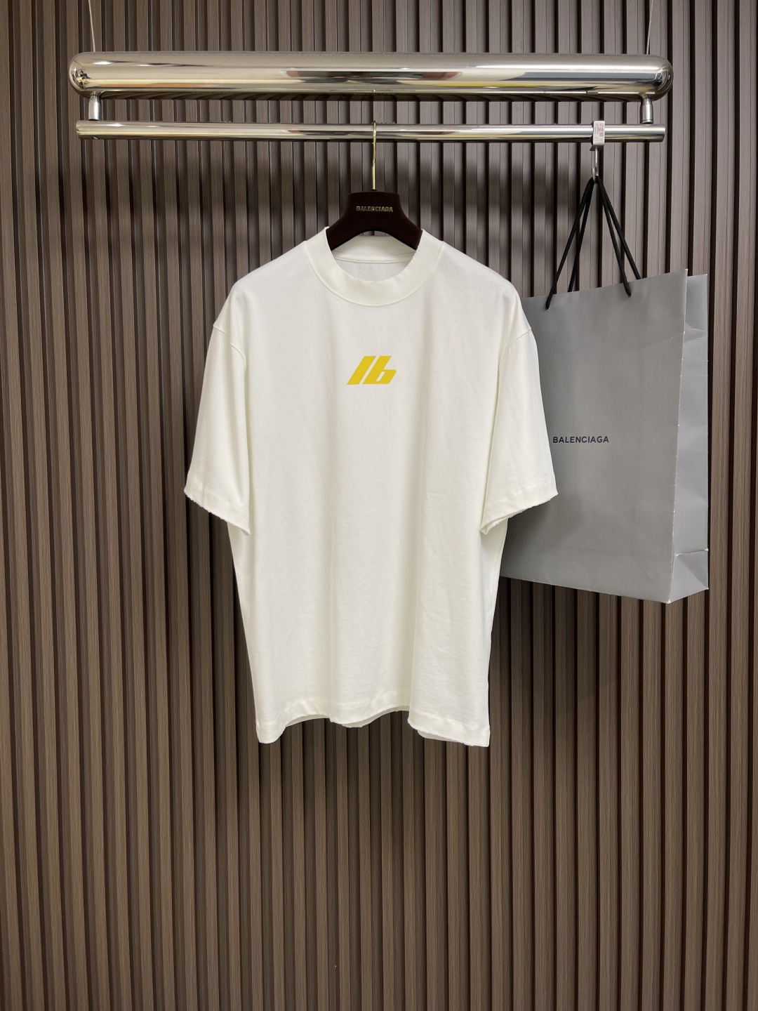 NO:149484,Balenciaga printed logo round neck short-sleeved T-shirt, fixed weaving and dyeing 100% pure cotton double-strand fabric, laundry washing water, front and back high-definition scanning pattern perfect restoration laser positioning machine printing, neckline ribbed fabric fixed weaving and dyeing, overall line is straight and delicate, the fabric is comfortable and soft, the color is consistent and no color difference, customized auxiliary materials. Size M-XXL M-shoulder width 52cm bust 117cm long 72cm L-shoulder width 53.5cm bust 121cm long 74.5cm xL-shoulder width 55cm bust 125cm long 76.5cm xXL-shoulder width 56.5cm bust 129cm long 78.5cm, ,balenciaga, T-shirt,tees, t-shirt,alexander wang19860909Balenciaga 印花logo圆领短袖T恤,定织定染百分百纯棉双股面料 成衣洗水 前后幅高清扫描图案完美还原激光定位机印 领口罗纹面料定织定染色 整体走线平直细腻 面料舒适柔软 颜色一致无色差,定制辅料.尺码M-XXL M码肩宽52cm 胸围117cm 衣长72cm L码肩宽53.5cm 胸围121cm 衣长74.5cm XL码肩宽55cm 胸围125cm 衣长76.5cm XXL码肩宽56.5cm 胸围129cm 衣长78.5cm,,balenciaga,T-shirt,tees，t-shirt,alexander wang,Men's clothing