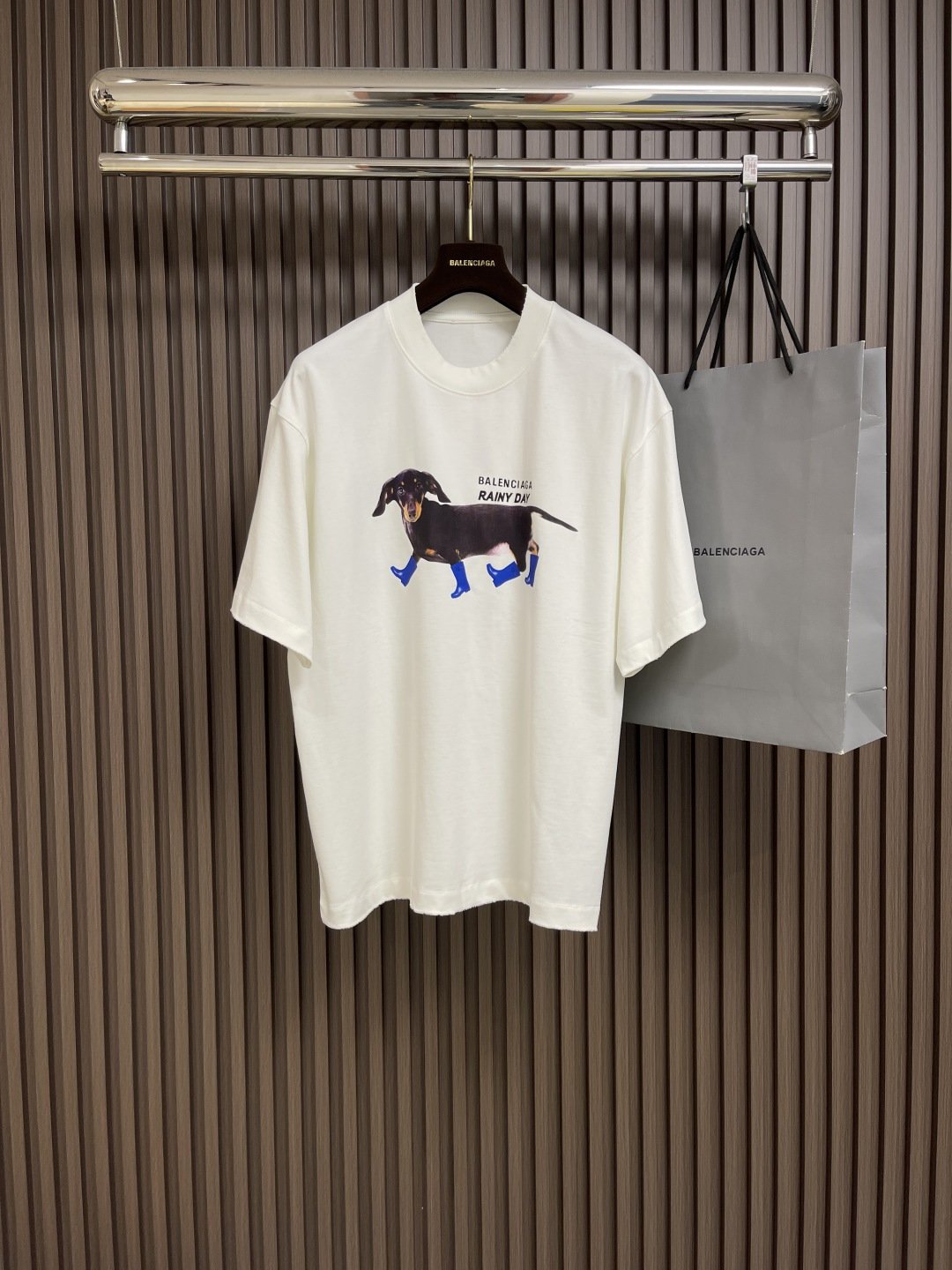 NO:144701,Balenciaga cartoon series printed short-sleeved T-shirt, loose style, using 260 grams of combed cotton double yarn, all three standards, from fabric to auxiliary materials, heel zp imported Matsui Company slurry printing will never crack. The whole piece is made of three-needle five-line craft neckline - shoulder seam - sleeve seam double thread, which looks more three-dimensional and textured, consistent with the original original, classic style. Size M-XXL M size shoulder width 52cm bust 117cm long 72cm L size shoulder width 53.5cm bust 121cm long 74.5cm xL size shoulder width 55cm bust 125cm long 76.5cm xXL size shoulder width 56.5cm bust 129cm  Clothes length 78.5cm, balenciaga, balenciaga, T-shirt,tees, t-shirt,alexander wang19860909Balenciaga 巴黎世家卡通系列印花短袖T恤,宽松版型 采用260克精梳棉双纱 从面料到辅料全部三标齐全跟足zp进口松井公司浆料印花绝不开裂,整件做法采用三针五线工艺领口﹣肩缝﹣袖缝双线,看上去更立体更有质感 和正品原版一致工艺,经典版型.尺码M-XXL M码肩宽52cm 胸围117cm 衣长72cm L码肩宽53.5cm 胸围121cm 衣长74.5cm XL码肩宽55cm 胸围125cm 衣长76.5cm XXL码肩宽56.5cm 胸围129cm 衣长78.5cm,,balenciaga,balenciaga,T-shirt,tees，t-shirt,alexander wang,Men's clothing