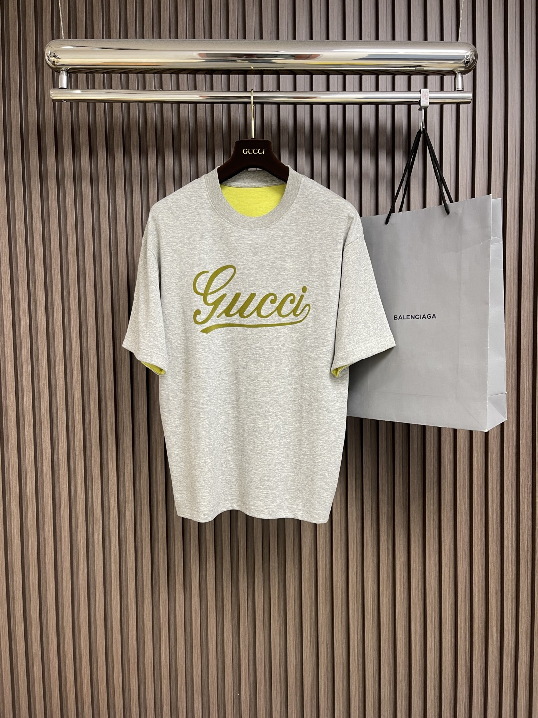 NO:149530,GUCCI letter printed couple short-sleeved T-shirts, a new series of summer items, small antique couple style high-quality tee. Guest-supplied knitted cotton fabric, the overall neatness presents perfect effect, craftsmanship washing makes the cotton material more fit and thick, smooth and draped. The green printed logo on the chest highlights the fashion sense, the overall flat and beautiful, clear and natural. Loose Os cut, elegant and decent, fashionable and elegant. The same style for men and women. Size M-XXL M size shoulder width 52cm bust 117cm long 72cm L size shoulder width 53.5cm bust 121cm long 74.5cm xL size shoulder width 55cm bust 125cm long 76.5cm xXL size shoulder width 56.5cm bust 129cm  Clothes length 78.5cm, gucci, T-shirt,tees, t-shirt,alexander wang19860909GUCCI 字母印花情侣款短袖t恤 全新系列的夏日单品,小古情侣款高品质tee.客供针织棉面料,整体工整度呈现完美效艺,工艺化水洗让棉料更为贴合厚实,柔滑垂坠.胸前涂鸦字母绿色印花标识,更为突出时尚感,整体平整美观,清晰自然.宽松os版型裁剪,着身大方得体,时尚有气质.男女同款.尺码M-XXL M码肩宽52cm 胸围117cm 衣长72cm L码肩宽53.5cm 胸围121cm 衣长74.5cm XL码肩宽55cm 胸围125cm 衣长76.5cm XXL码肩宽56.5cm 胸围129cm 衣长78.5cm,,gucci,T-shirt,tees，t-shirt,alexander wang,Men's clothing