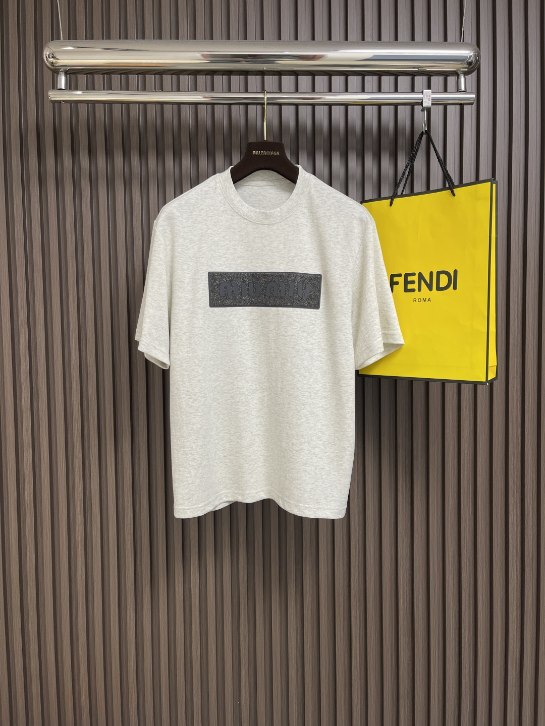 NO:144729,Miumiu 2025SS Spring and Summer New Products Chest Three-dimensional Embroidery Classic Logo Short-sleeved T-shirt, Detergent Dyeing High Gram Heavy Combed Cotton Fabric, Soft and Comfortable Texture, Very Stylish and Handy, Os Loose Side-Shoulder-Sweet Style, Spring and Summer Men and Women Size Size S-XXL, Miumiu, T-shirt, Tees, T-shirt, Alexander Wang19860909miumiu 2025SS春夏新品胸口立体刺绣经典logo短袖t恤,定织定染高克重紧密精梳棉面料,质感柔软舒适上身非常有型帅气,os落肩宽松版型 春夏 男女同款 尺码S-XXL,,miumiu,T-shirt,tees，t-shirt,alexander wang,Men's clothing