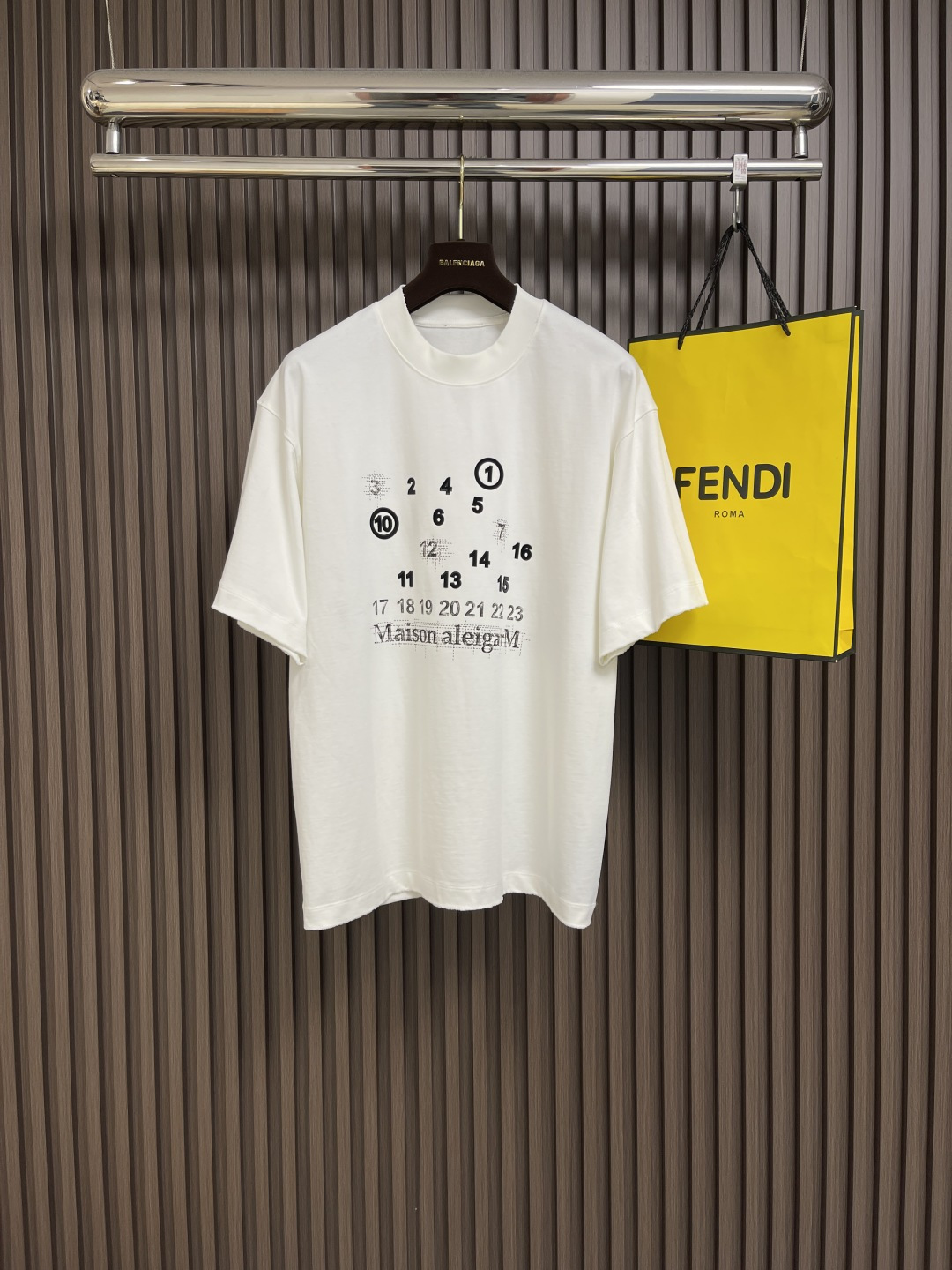 NO:149477,maison magiel MM6 2025SS spring and summer new short-sleeved T-shirt, customized exclusive wash-water pure cotton fabric, chest printed logo design!  Simple and generous, calm and versatile, extremely high-end, perfectly integrated with fashion and style, a top fashionable style that perfectly suits the outside wear!  The overall feeling is natural!  The ultimate classic and versatile style, customized original cotton fabric!  The ultimate perfection of heavy industry. Size M-XXL M-size shoulder width 52cm bust 117cm long 72cm L-size shoulder width 53.5cm bust 121cm long 74.5cm xL-size shoulder width 55cm bust 125cm long 76.5cm xXL-size shoulder width 56.5cm bust 129cm long 78.5cm,masion margiela,masion margiela,T-shirt,tees,t-shirt,alexander wang19860909maison margiel MM6 马吉拉 2025SS春夏新款短袖T恤,定制专属洗水纯棉面料,胸前印花logo设计！简约大方,从容百搭,档次极高,完美融入时尚还有风情感一款完美符合外穿的顶尖时髦气质款！整体给人浑然天成的感觉！极致经典的百搭型,定制原版纯棉面料！极致的重工极致的完美 .尺码M-XXL M码肩宽52cm 胸围117cm 衣长72cm L码肩宽53.5cm 胸围121cm 衣长74.5cm XL码肩宽55cm 胸围125cm 衣长76.5cm XXL码肩宽56.5cm 胸围129cm 衣长78.5cm,,masion margiela,masion margiela,T-shirt,tees，t-shirt,alexander wang,Men's clothing