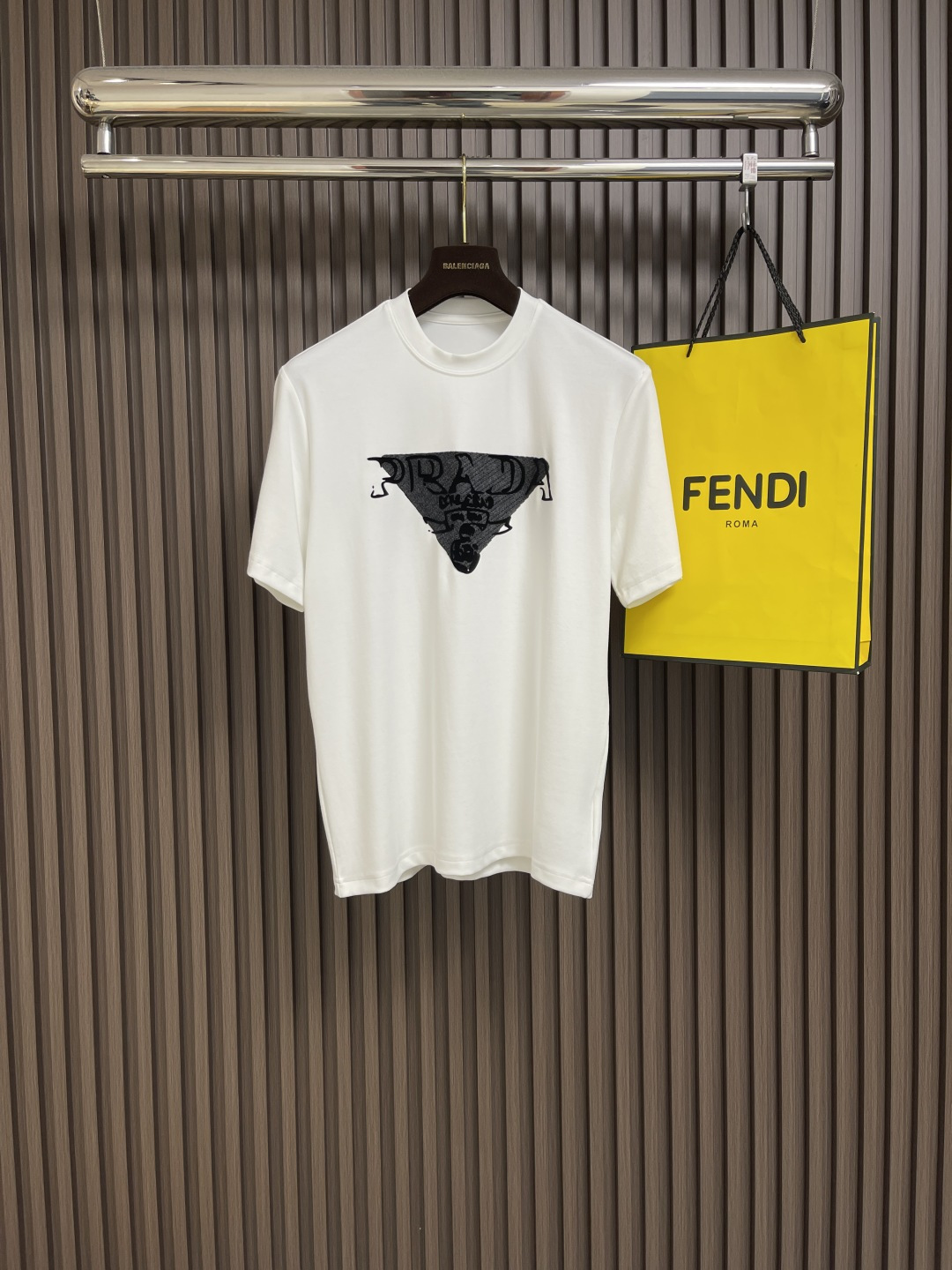 NO:149470,Prada 2025ss early spring new logo printed short-sleeved T-shirt, customized high-string plain cotton fabric, extremely soft and comfortable, high-end and atmospheric, chest logo, simple and versatile style, simple and easy to match, full of upper body affinity and favorability. os loose style, same style for men and women, Size S-XL S size 68cm mid-length 68cm shoulder width 52.5cm bust 104cm M size medium length 70cm shoulder width 54cm bust 108cm L size medium length 72cm shoulder width 55.5cm bust 112cm XL size medium length 74cm shoulder width 57cm bust 116cm,,prada,T-shirt,tees,t-shirt,alexander wang19860909Prada 2025ss早春新品标识印花短袖t恤,定制高支平纹精棉面料 极致柔软舒适 高端大气,胸前logo标识 简约百搭款式 简约易搭配 上身亲和力和好感度满分.os宽松版型 男女同款 尺码S-XL S码后中长68cm 肩宽52.5cm 胸围104cm M码后中长70cm 肩宽54cm 胸围108cm L码后中长72cm肩宽55.5cm 胸围112cm XL码后中长74cm 肩宽57cm 胸围116cm,,prada,T-shirt,tees，t-shirt,alexander wang,Men's clothing