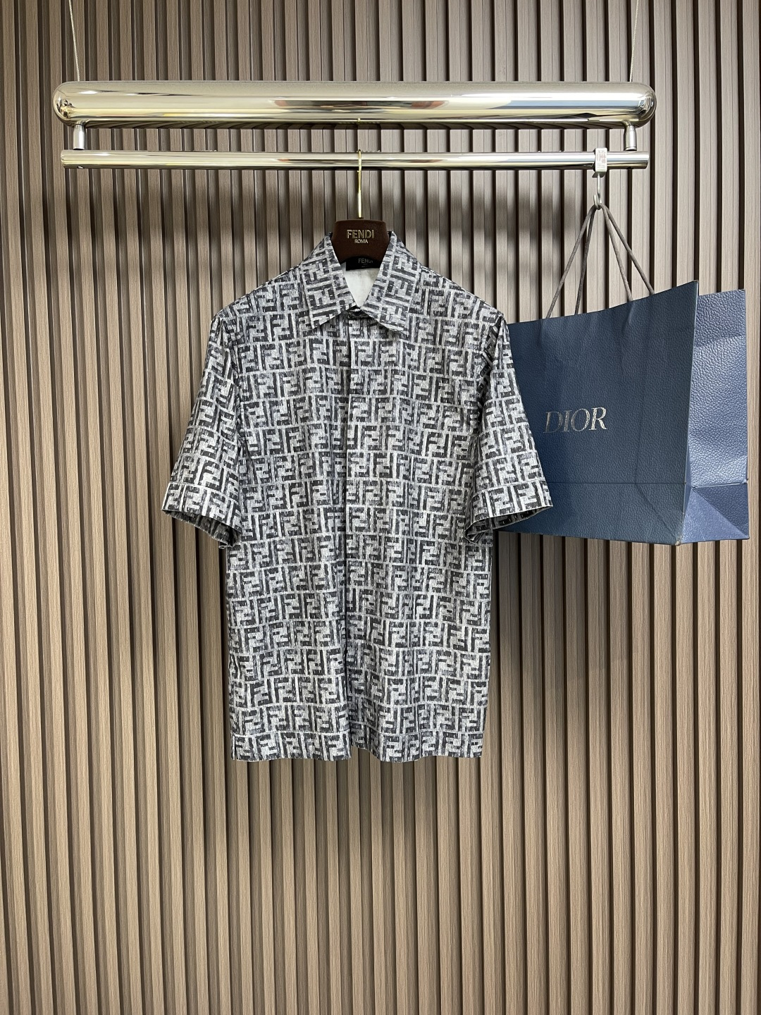 NO:149513,Top shorts fendi 2025ss bright line ff jacquard short-sleeved shirt shorts set, the fabric is linen blended bamboo gram fabric, 70D lining, direct spray of cloth, counter cutting bed, the overall wiring is straight and delicate, the fabric is comfortable and soft, the color is consistent and no color difference, it can be matched with the same style to create a fashionable look, control various occasions, customize auxiliary materials, complete three standards, the same style for men and women!  Size S-XL, fendi, shorts,shirts,T-shirt,alexander wang19860909上衣 短裤 fendi 2025ss明线ff提花短袖衬衫短裤套装,面料采用亚麻混纺竹节克面料,70D衬布,布匹直喷,对位裁床,整体走线平直细腻,面料舒适柔软,颜色一致无色差 能与同款搭配营造时尚造型,驾驭各种场合,定制辅料,三标齐全,男女同款！尺码S-XL,,fendi,shorts,shirts,T-shirt,alexander wang,Men's clothing