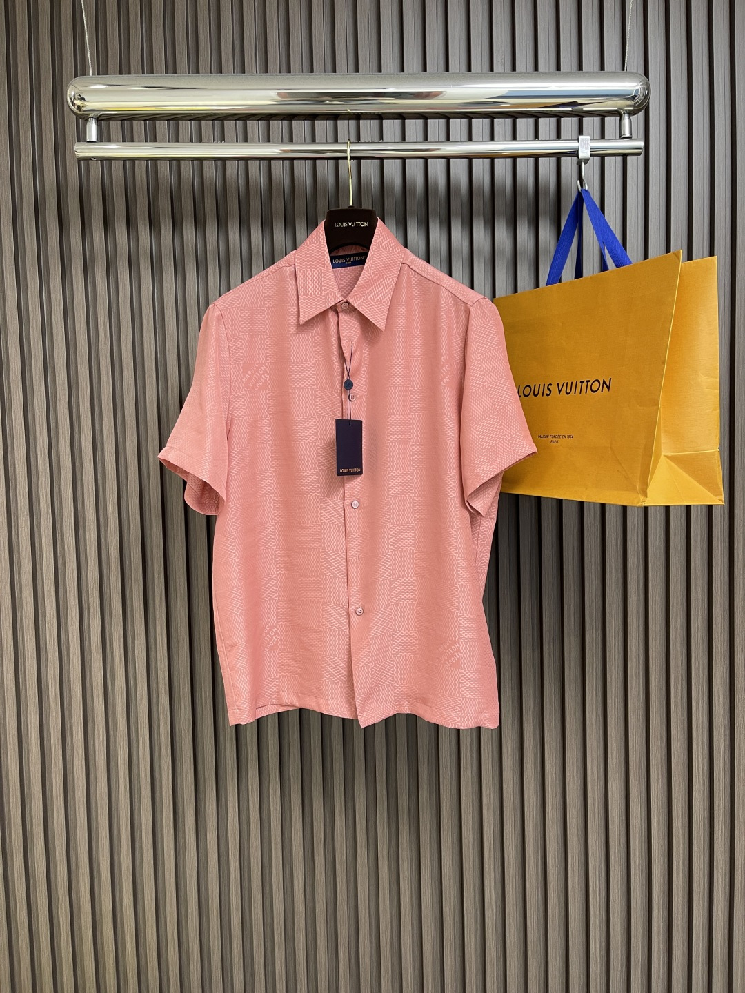 NO:149520,LV 2025ss checkerboard lapel short-sleeved shirt, the overall use of monogram multi flags pattern, integrating der and monogram elements on the front. The front is arranged with soft pearlescent buttons, and the logo embellishes the der checkerboard. The front is completely overlapped according to the left and right splicing patterns of the access control, and the buttons are made of copper base mother-of-pearl buttons. Size S-XL,,louis vuitton,shirts,T-shirt,alexander wang19860909LV 2025ss棋盘格翻领短袖衬衫,整体采用monogram multi flags 图案,为正面融入 der 和 monogram 元素.前襟排布柔润珠光纽扣,标识点缀 der 棋盘格.正面根据门禁左右拼接图案完整重合,纽扣采用铜底座珍珠贝母扣.尺码S-XL,,louis vuitton,shirts,T-shirt,alexander wang,Men's clothing