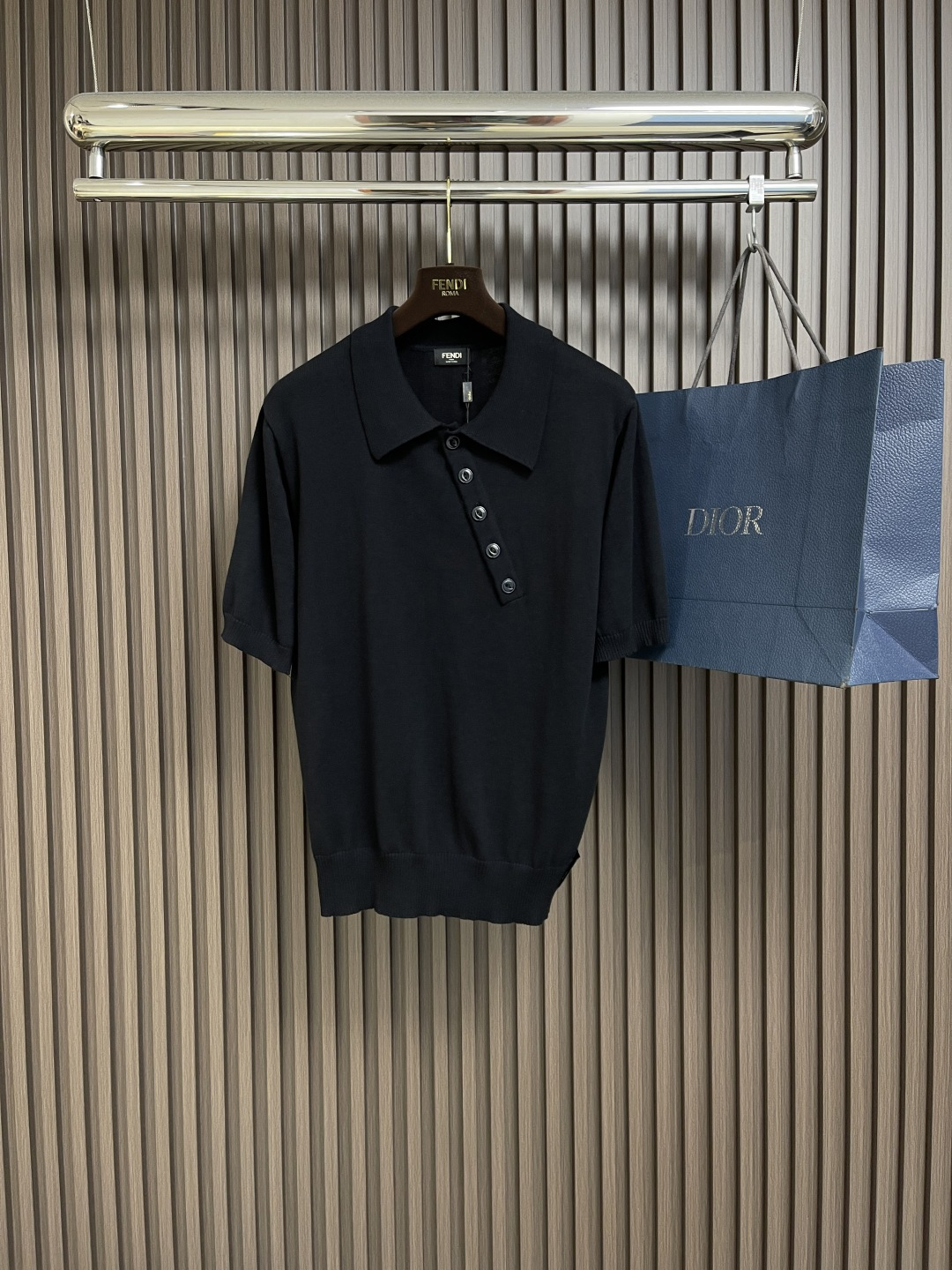 NO:149553,Fendi 2025ss new oblique button short-sleeved Polo shirt. Classic collar, button closure. Black cotton beaded floor cloth. Fine texture and full shape to enhance visual impact. The workmanship is complicated and cumbersome. Size S-XL, fendi, T-shirt, alexander wang19860909fendi 2025ss新款斜纽扣短袖Polo衫.经典衣领,纽扣开合.黑色棉质珠地布.纹理细腻 形态饱满 增强视觉冲击感 做工复杂繁琐.尺码S-XL,,fendi,T-shirt,alexander wang,Men's clothing