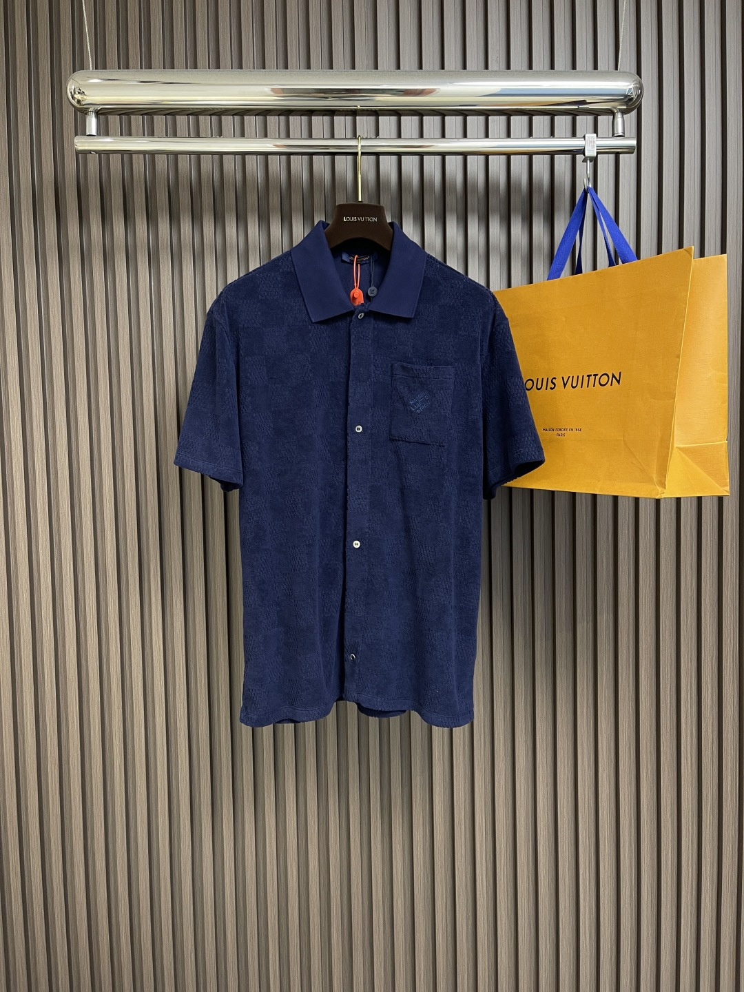 NO:149509,LV embroidered terry cloth plaid short-sleeved shirt, customized cloud-dyeing towel sweatshirt yarn, infrared positioning cutting bed, accurate positioning of materials through infrared transmitters and infrared receivers, the accuracy can reach the micron level, thus meeting the effect of high-precision cutting of placing. The imported machine-spinning process is used to use computer control systems and precision mechanical components to achieve embroidery operations. High precision, smooth and delicate lines, smooth and delicate overall lines, comfortable and soft fabric, consistent color and no color difference. It can be matched with the same style to create a fashionable look, control various occasions, customize auxiliary materials, complete three standards, the same style for men and women!  Size S-XL, louis vuitton, hoodie, sweatshirts,shirts, T-shirt, alexander wang19860909LV 刺绣毛圈布格子短袖衬衫,定制定染云绒毛巾卫衣纱 红外线定位裁床 通过红外发射器和红外接收器来实现对材料的精准定位 精度可达到微米级别 从而满足格纹对位高精度裁剪的效果 采用进口机刺工艺使用进算机控制系和精密机械部件 实现刺绣作业 精度高 线条流畅而细腻,整体走线平直细腻,面料舒适柔软,颜色一致无色差 能与同款搭配营造时尚造型,驾驭各种场合,定制辅料,三标齐全,男女同款！尺码S-XL,,louis vuitton,hoodie,sweatshirts,shirts,T-shirt,alexander wang,Men's clothing